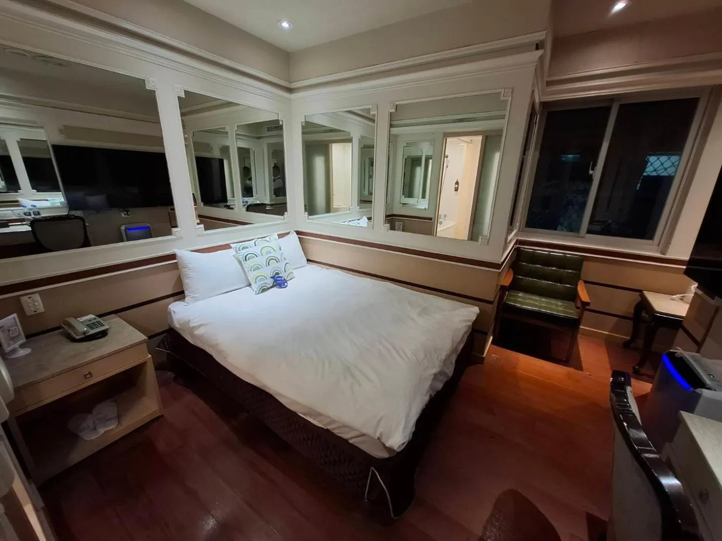 Photo of the whole room, Bed in Erin Hotel