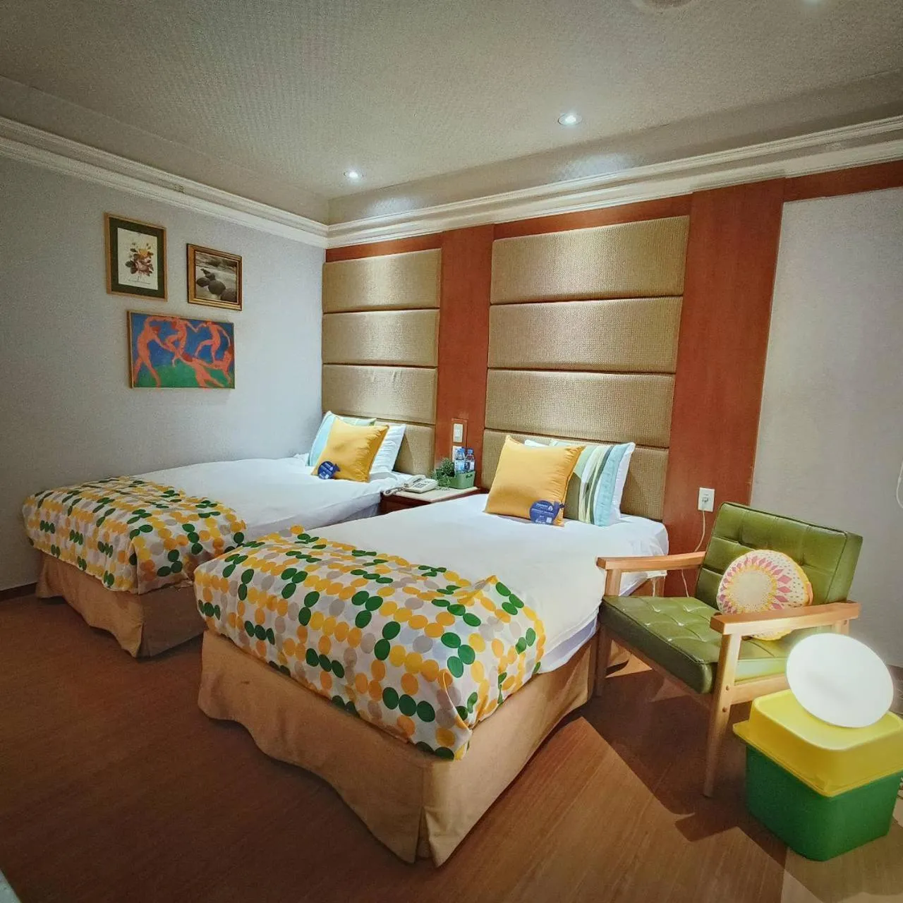 Photo of the whole room, Bed in Erin Hotel