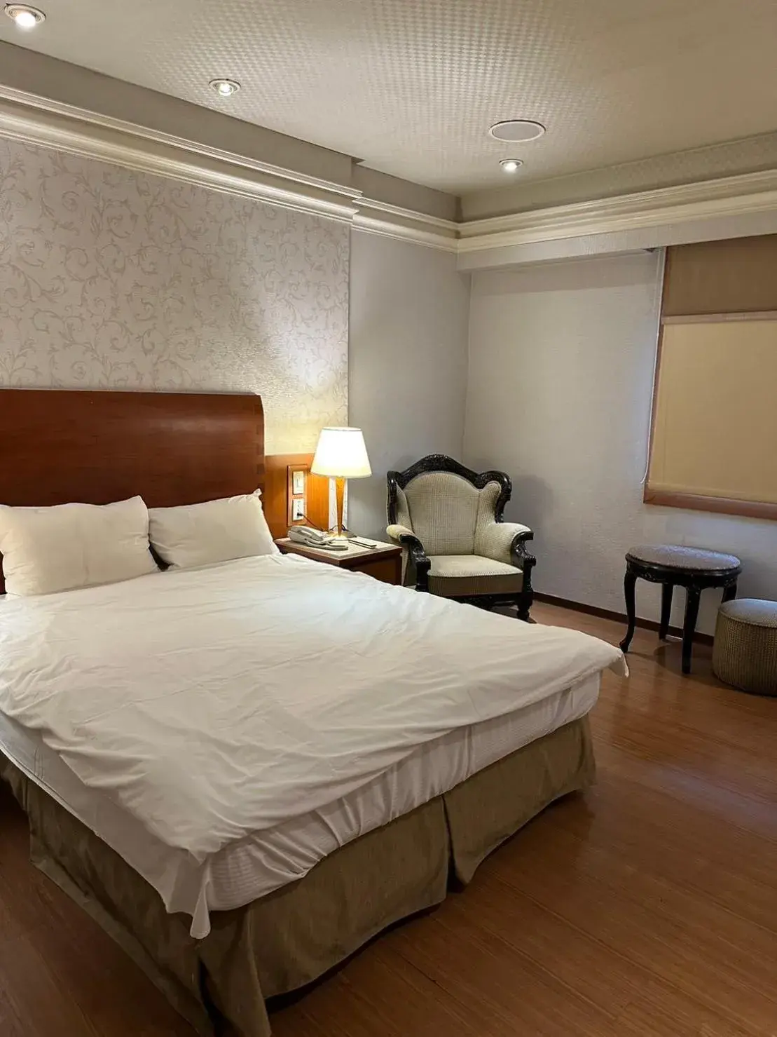 Property building, Bed in Erin Hotel Property building, Bed in Erin Hotel