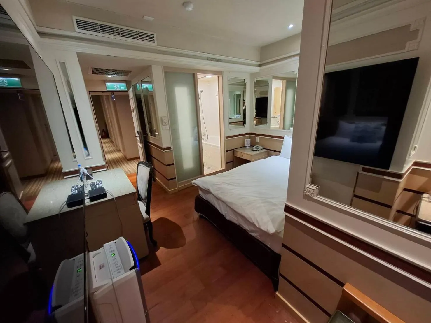 Photo of the whole room, Bed in Erin Hotel