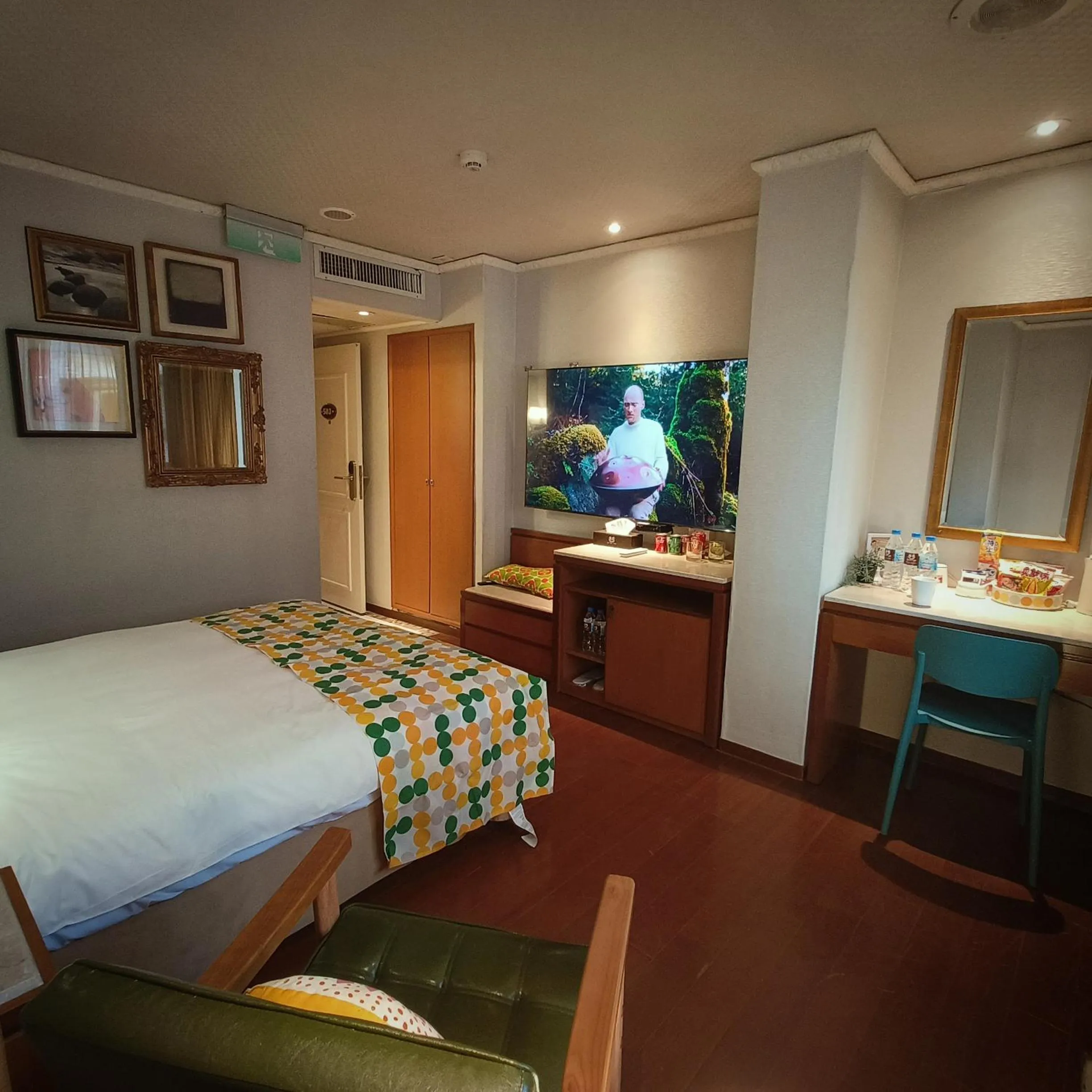 Property building, Bed in Erin Hotel