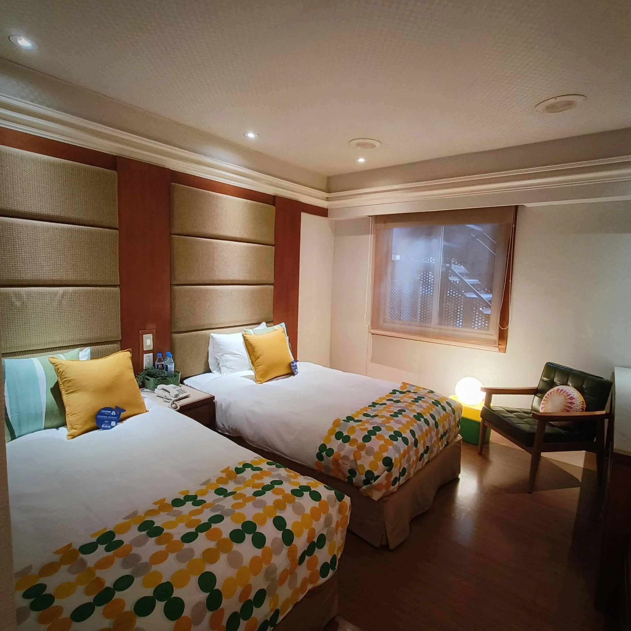 Property building, Bed in Erin Hotel