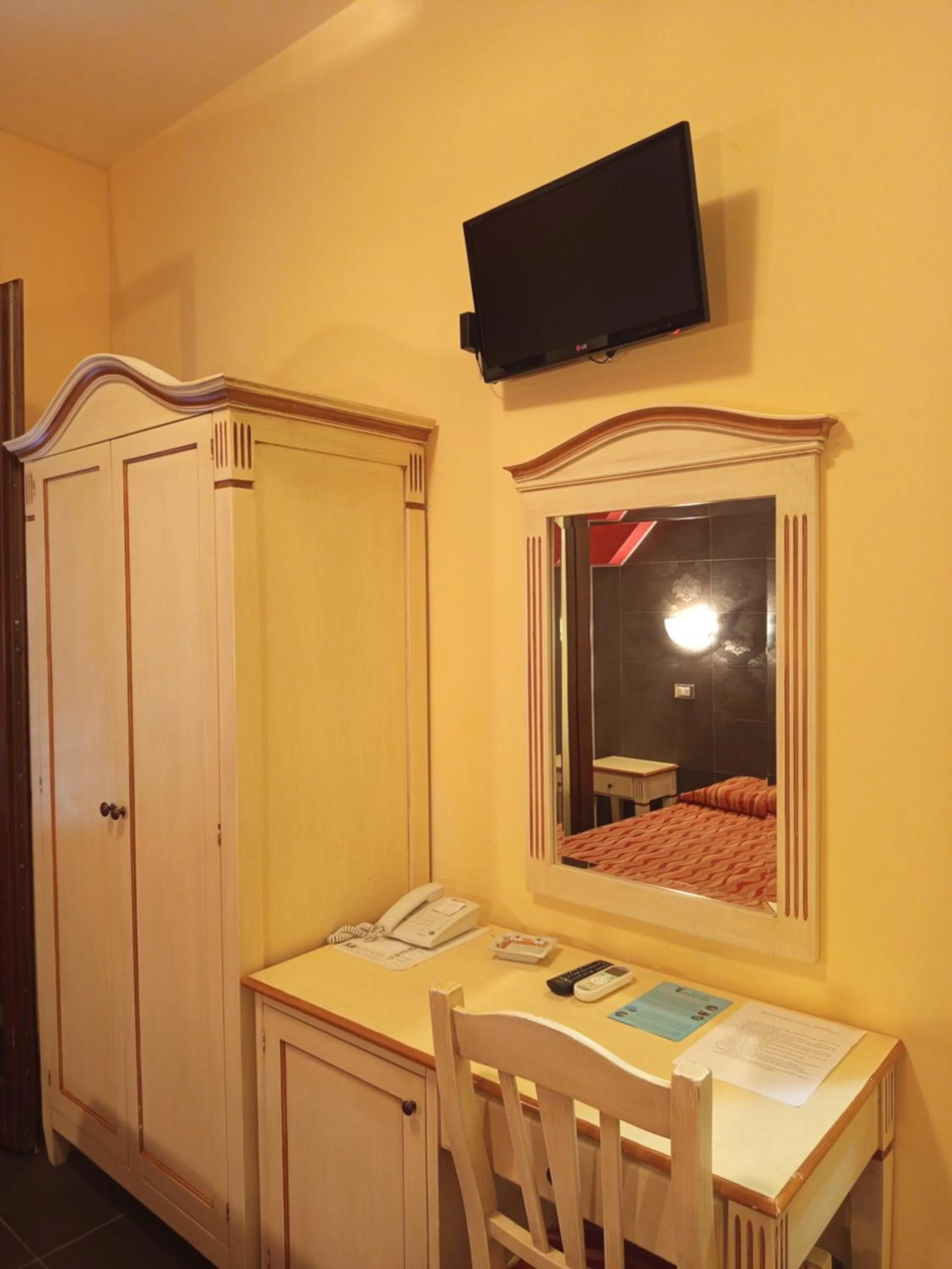 TV and multimedia in Amaryllis Hotel