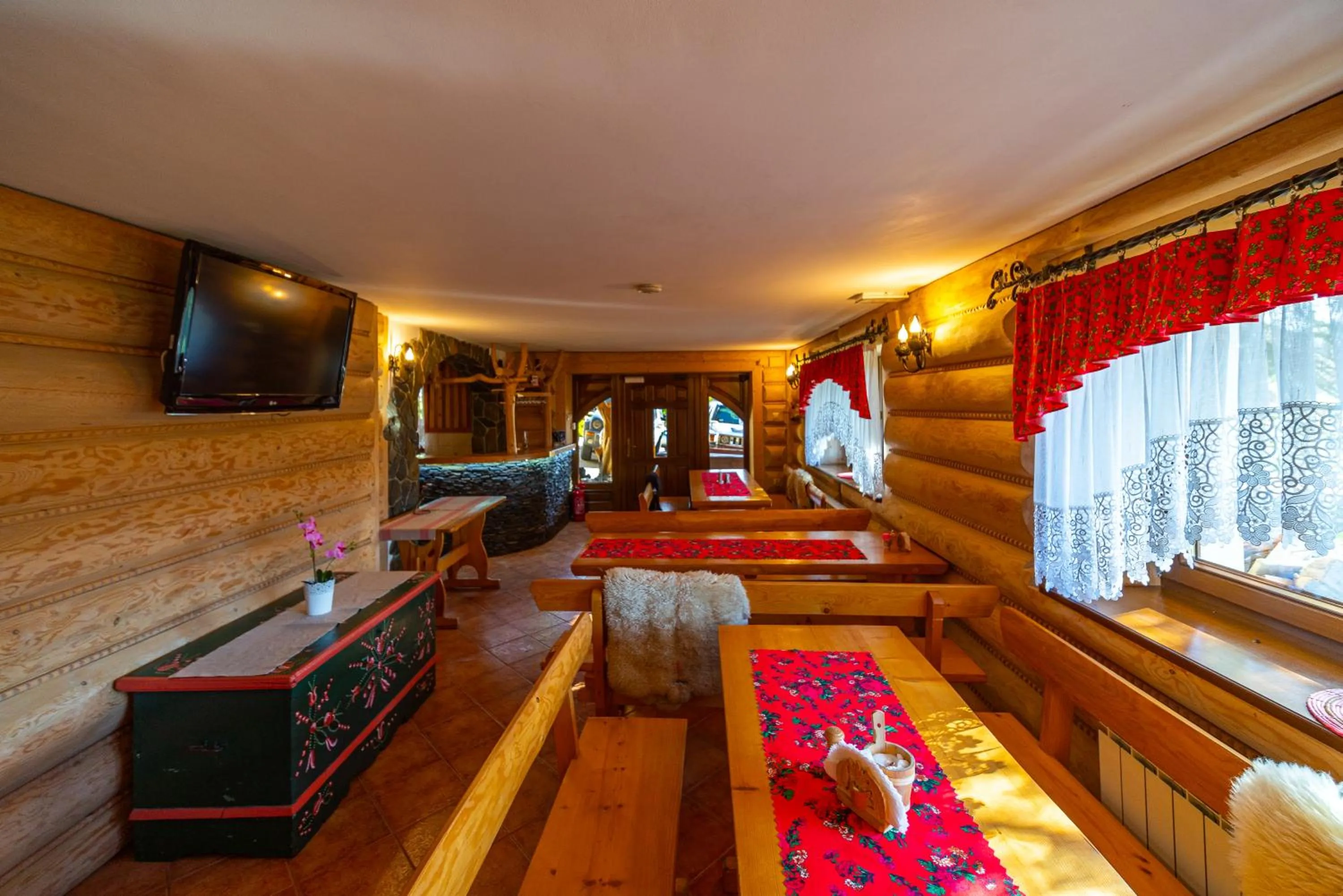 Communal lounge/ TV room, Bed in Apartamenty i Pokoje w Willi na Ubocy