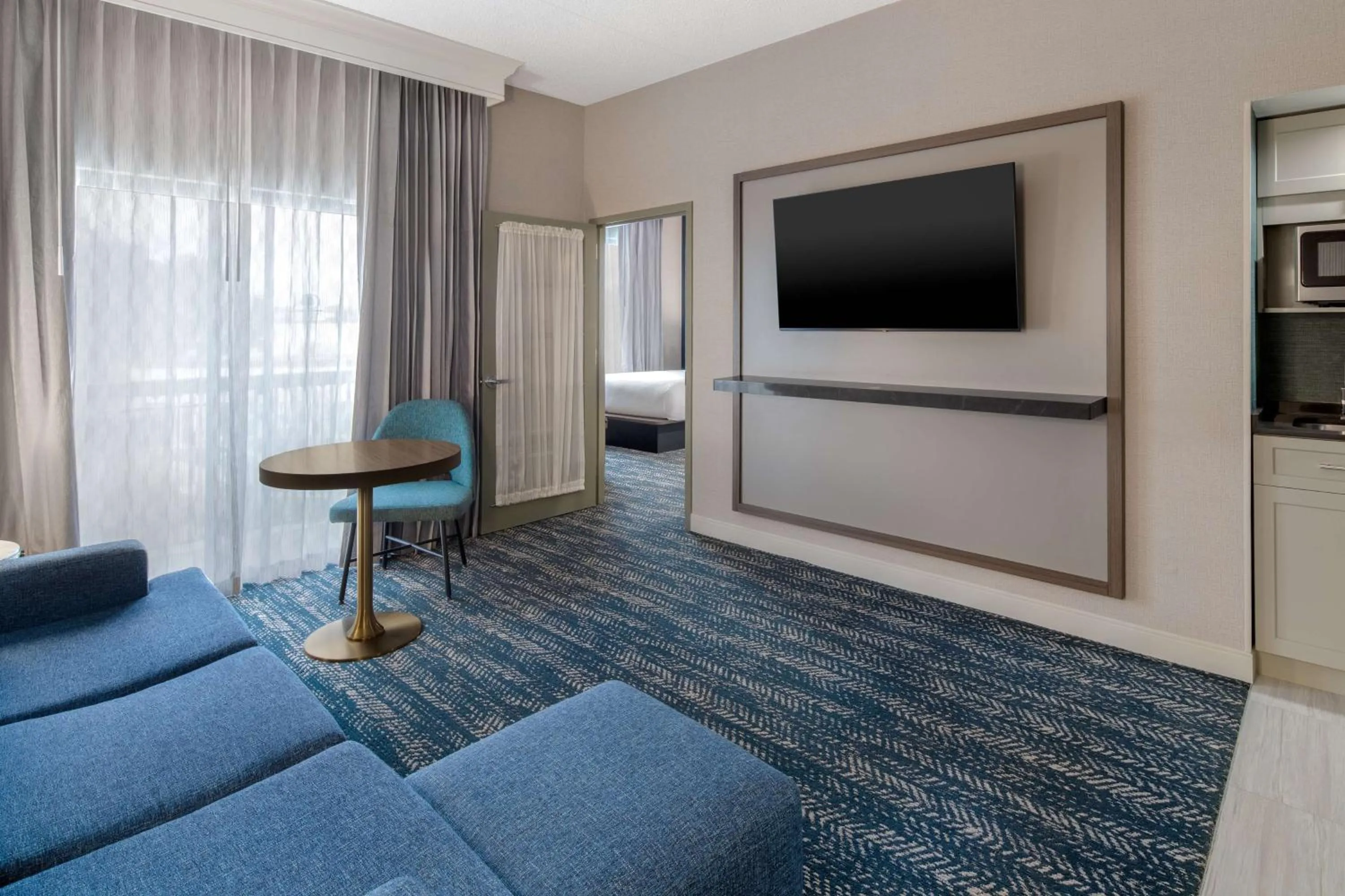 Living room in DoubleTree Suites by Hilton Mount Laurel