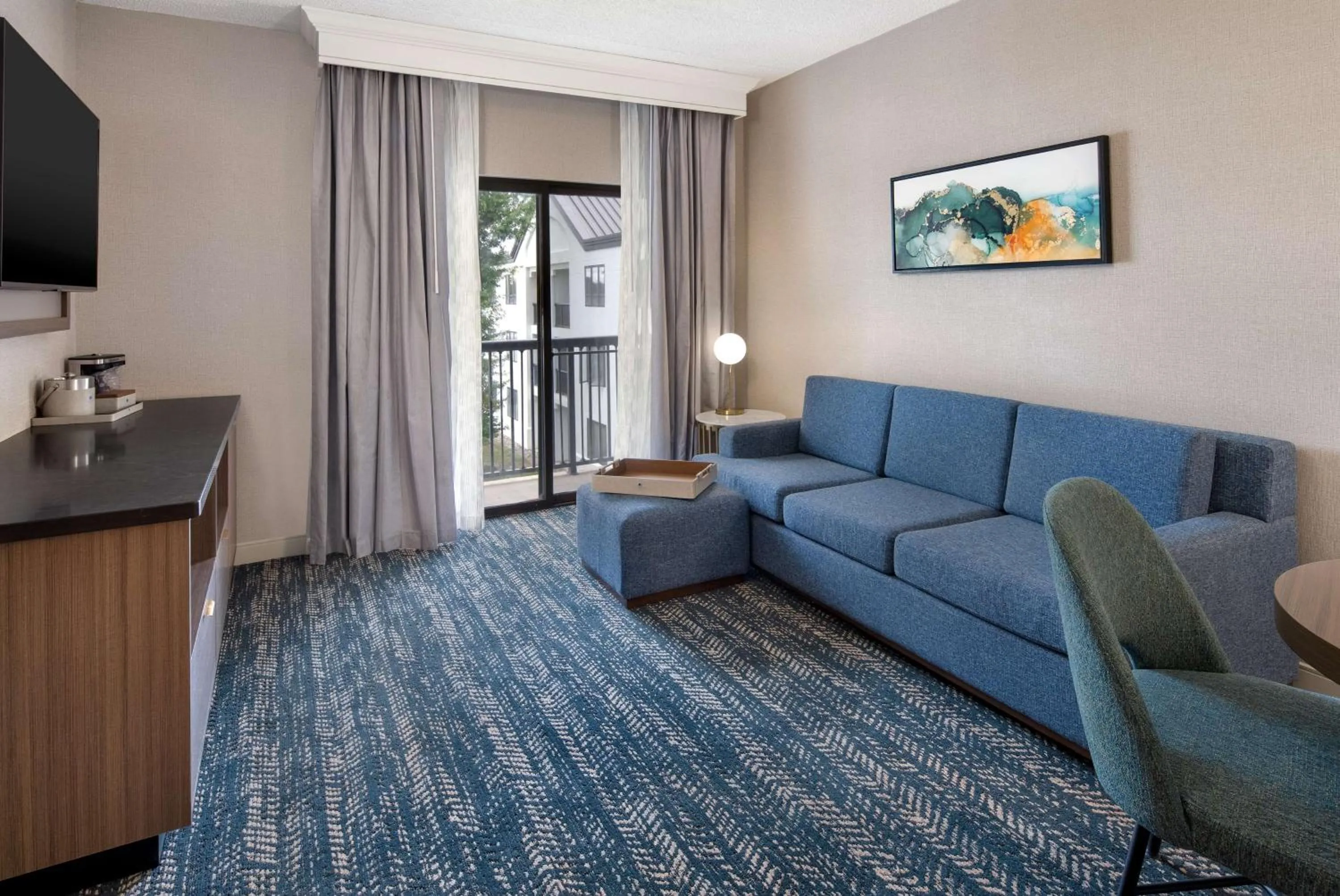 Living room in DoubleTree Suites by Hilton Mount Laurel