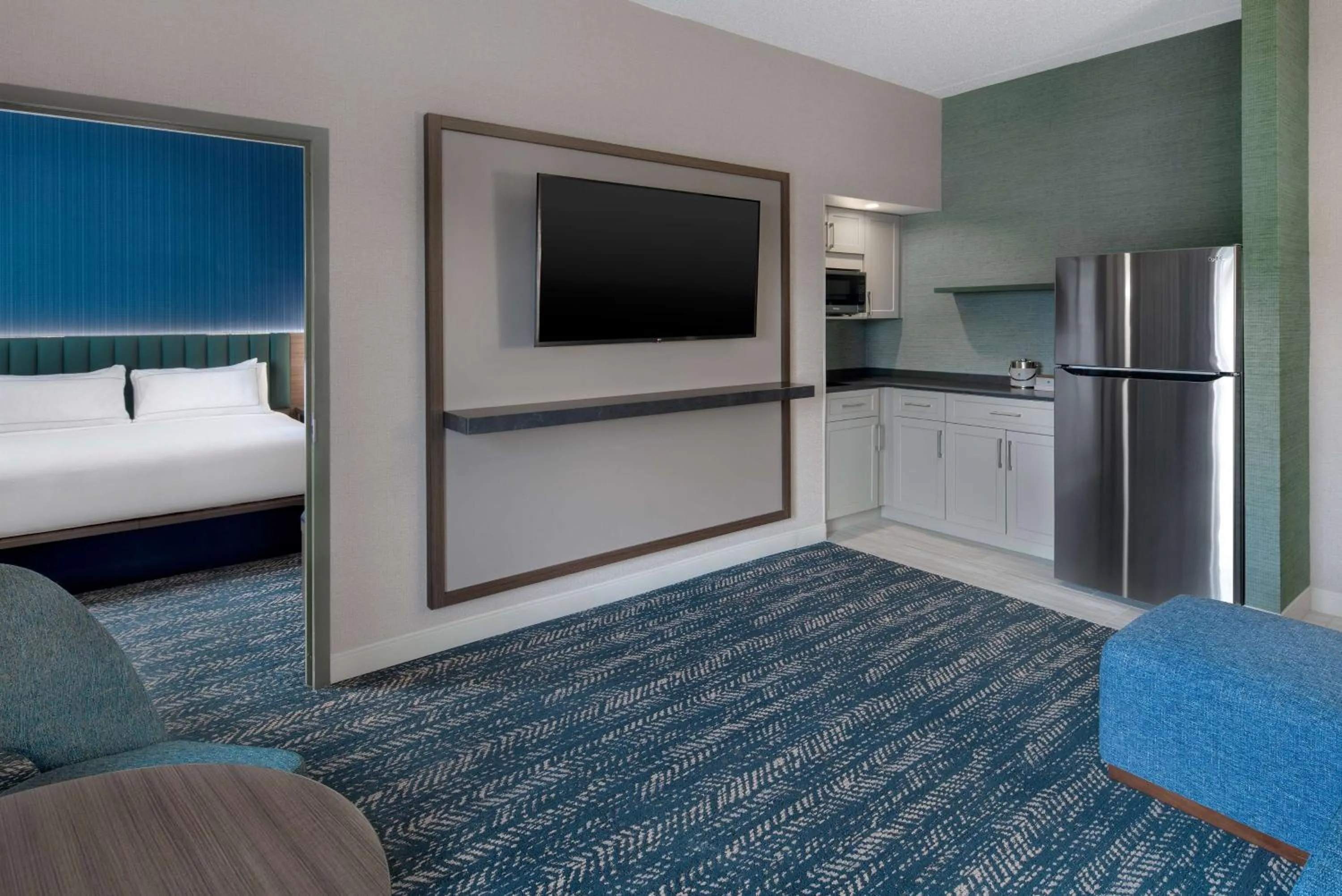 Kitchen or kitchenette, Bed in DoubleTree Suites by Hilton Mount Laurel