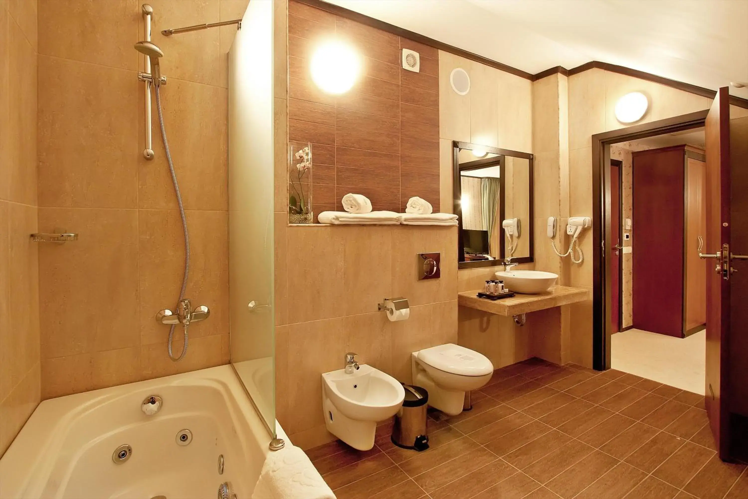 Photo of the whole room in Best Western Plus Bristol Hotel Photo of the whole room in Best Western Plus Bristol Hotel