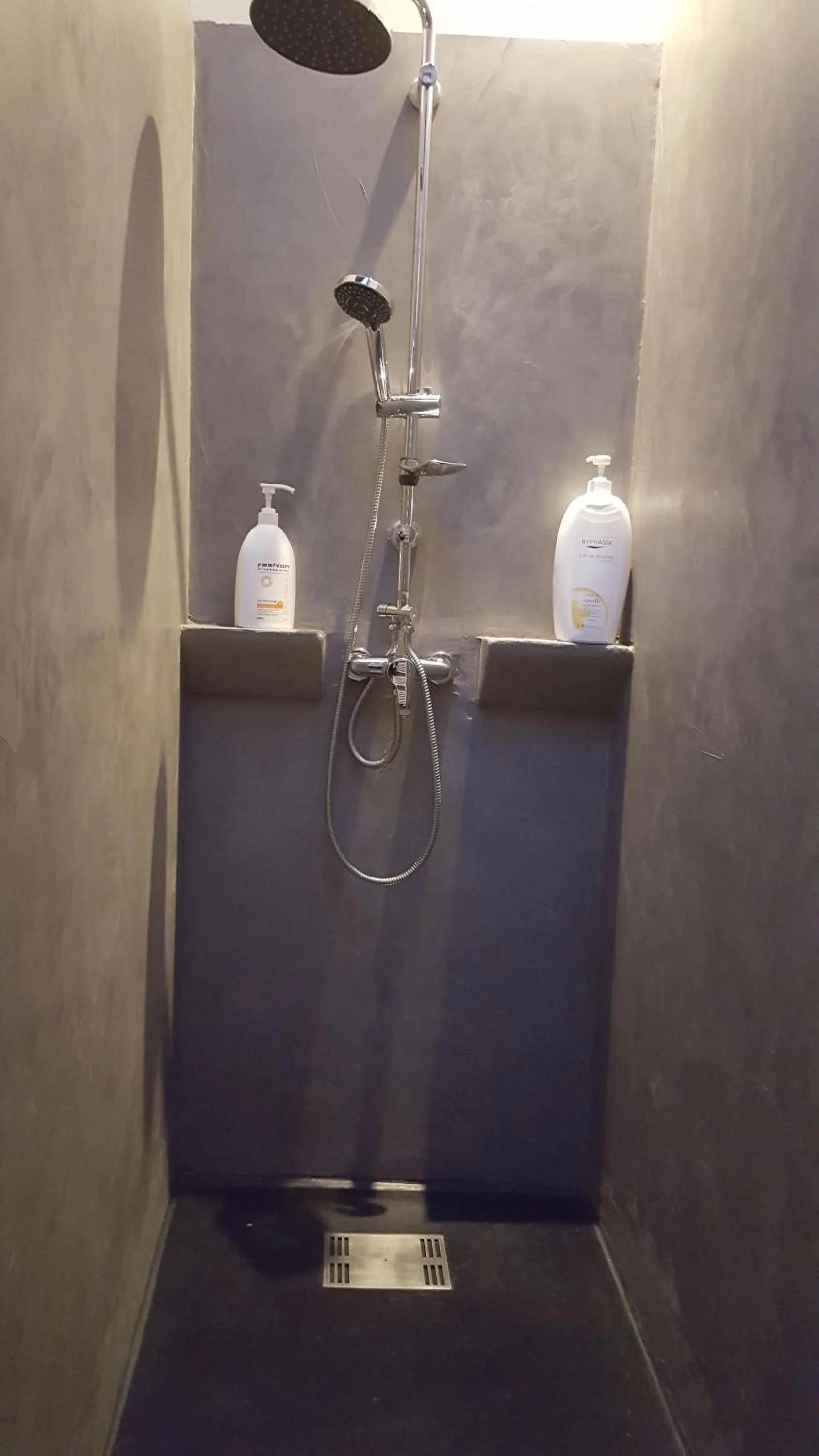 Bathroom in Le Chalet du Parc proche du safari parc de Peaugres