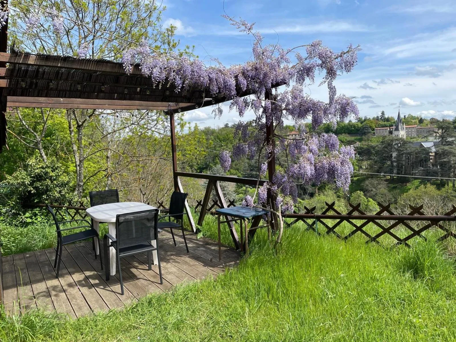 Patio in Le Chalet du Parc proche du safari parc de Peaugres