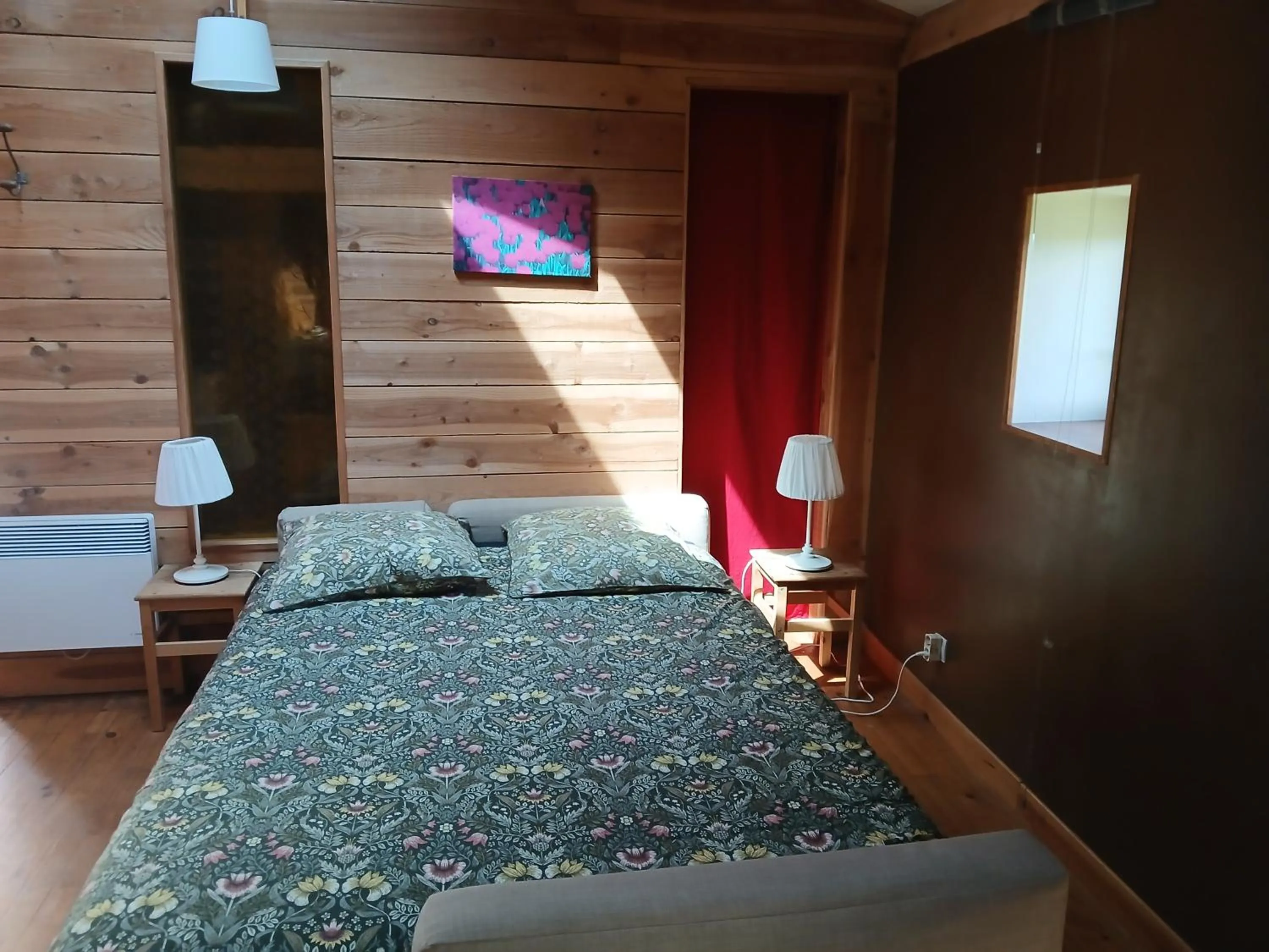 Bedroom, Bed in Le Chalet du Parc proche du safari parc de Peaugres