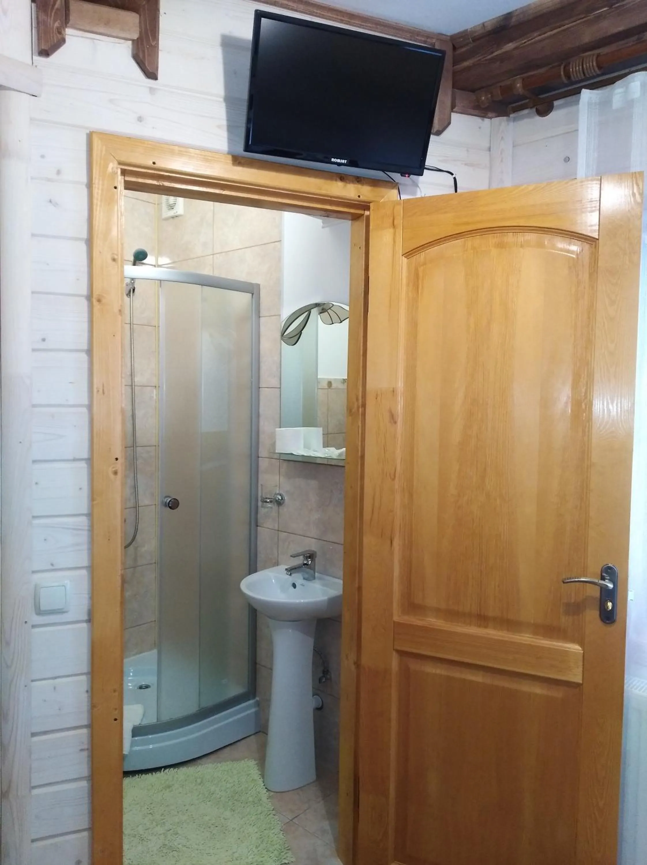 Shower in Hotel Dykyi Med