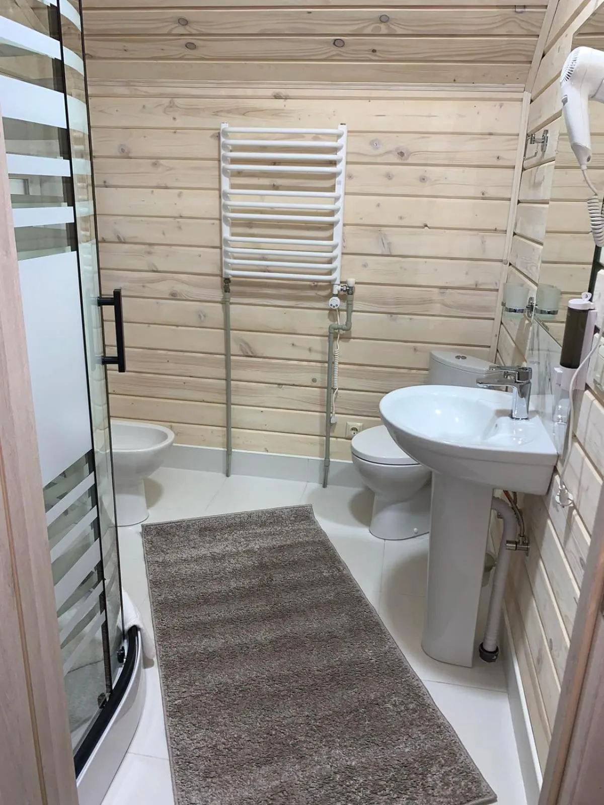 Shower in Hotel Dykyi Med