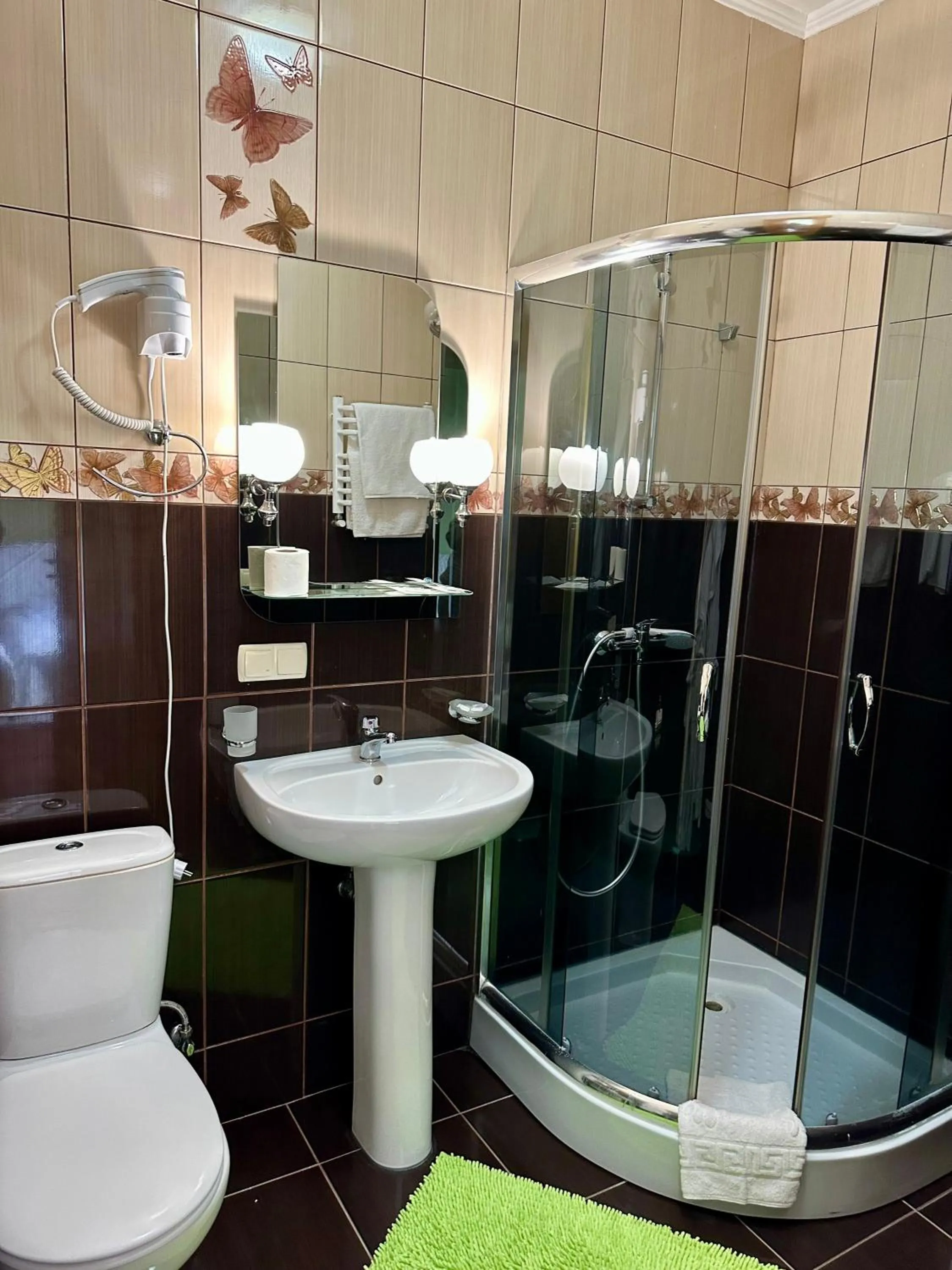 Shower in Hotel Dykyi Med