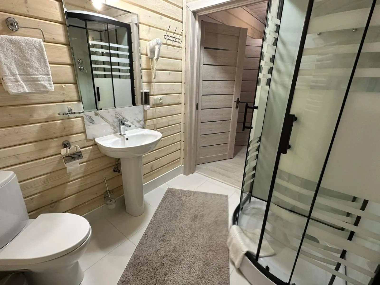 Shower in Hotel Dykyi Med