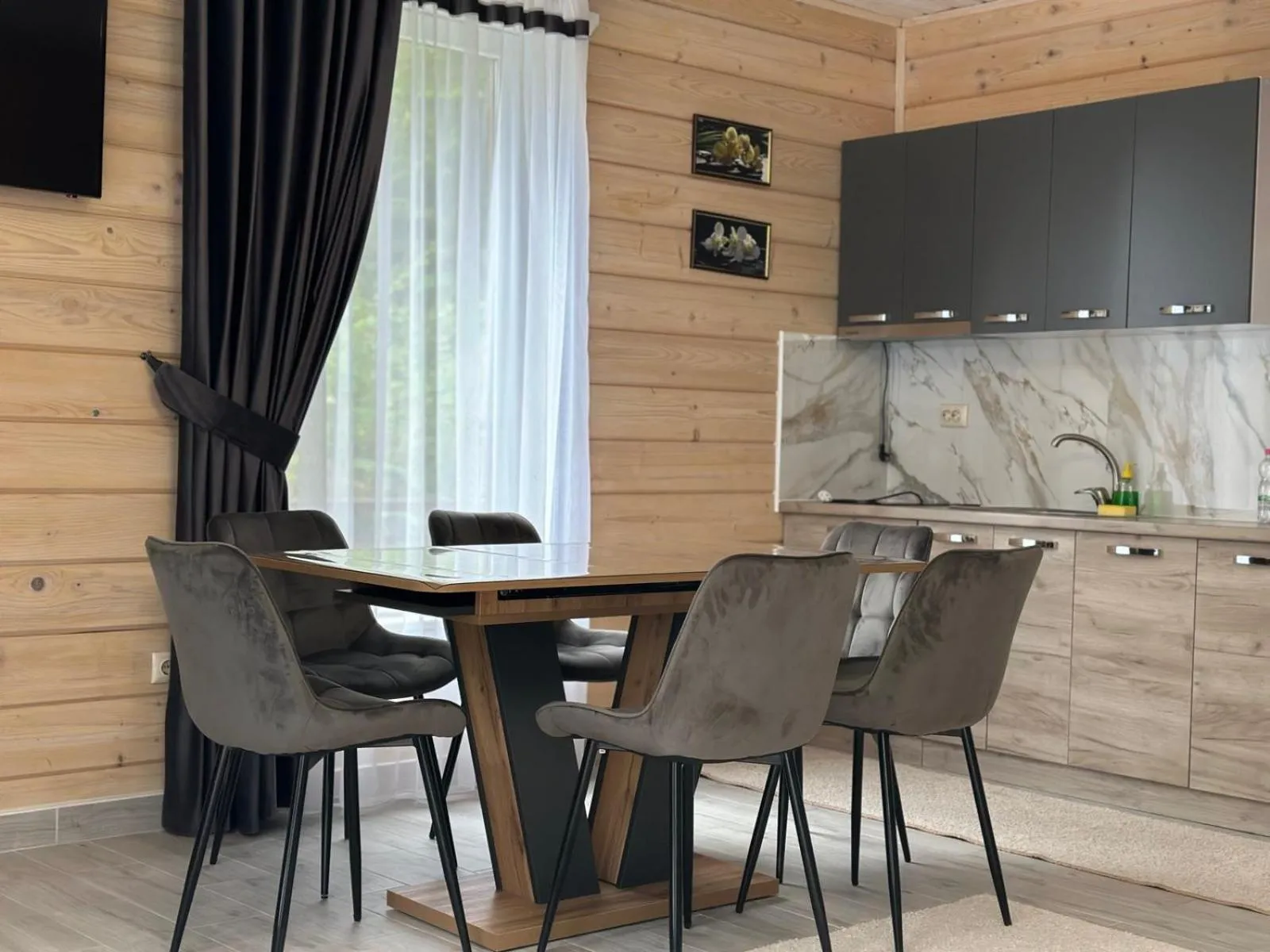 Dining area in Hotel Dykyi Med