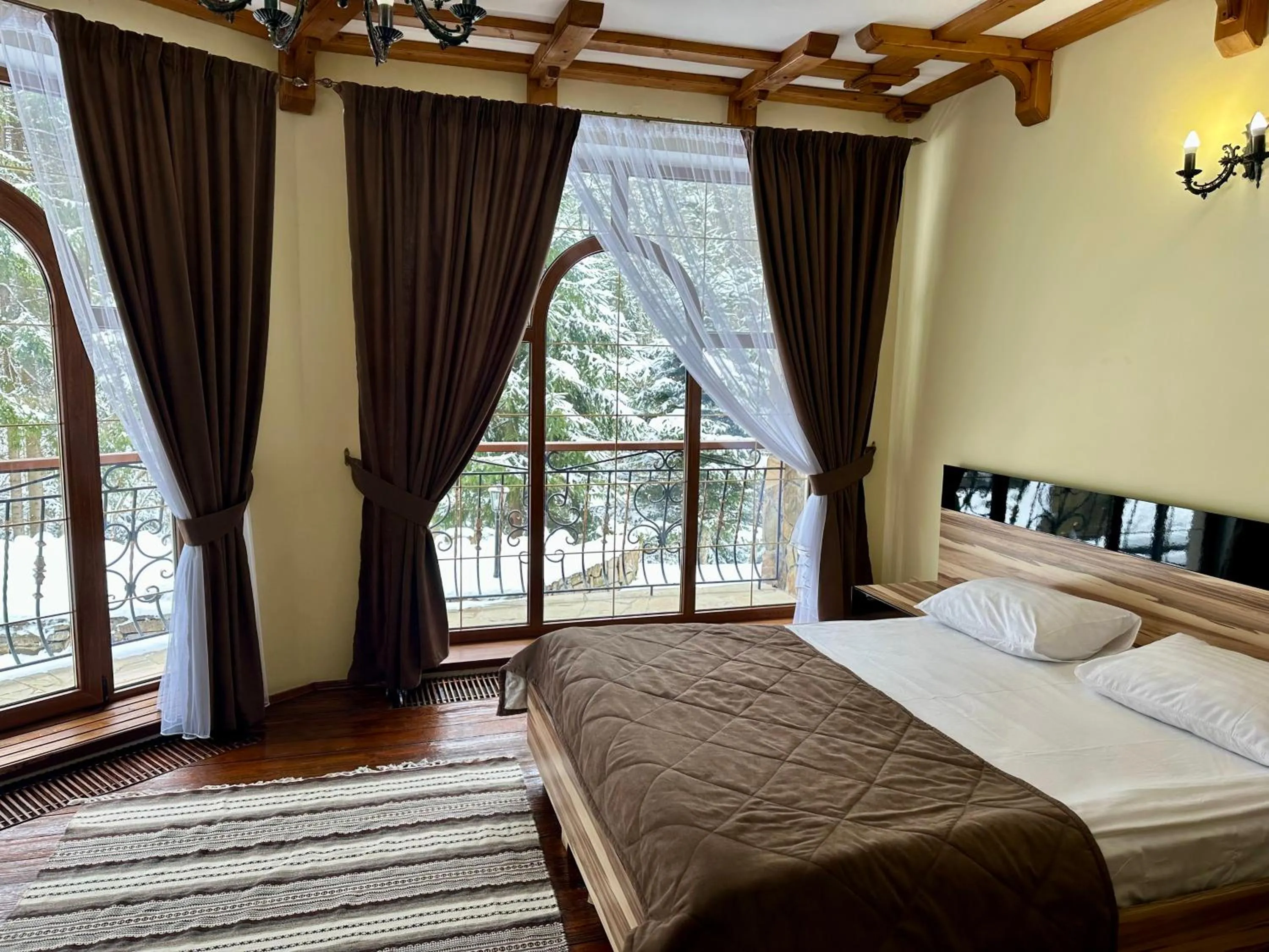 Bed in Hotel Dykyi Med