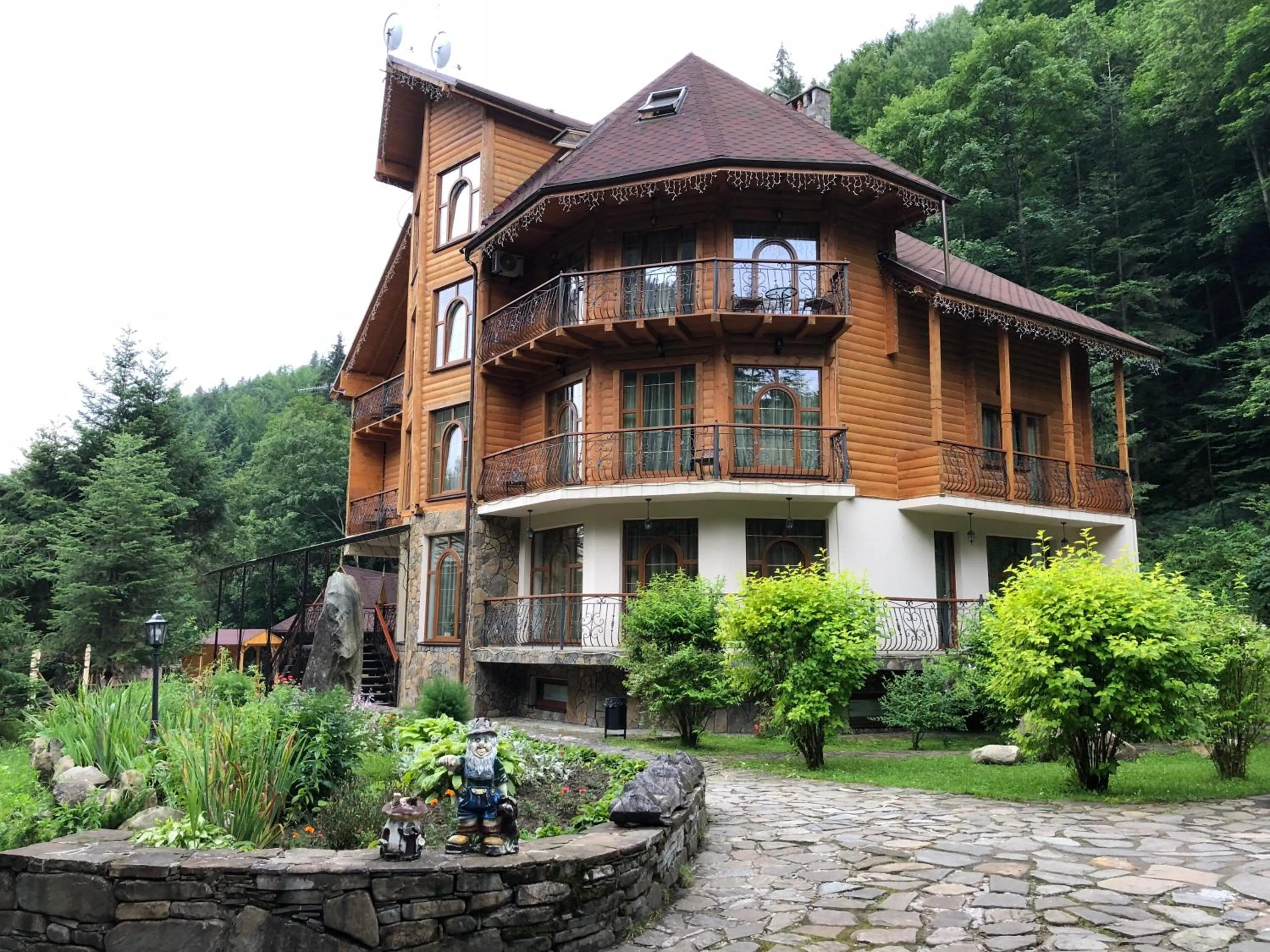 Property building in Hotel Dykyi Med