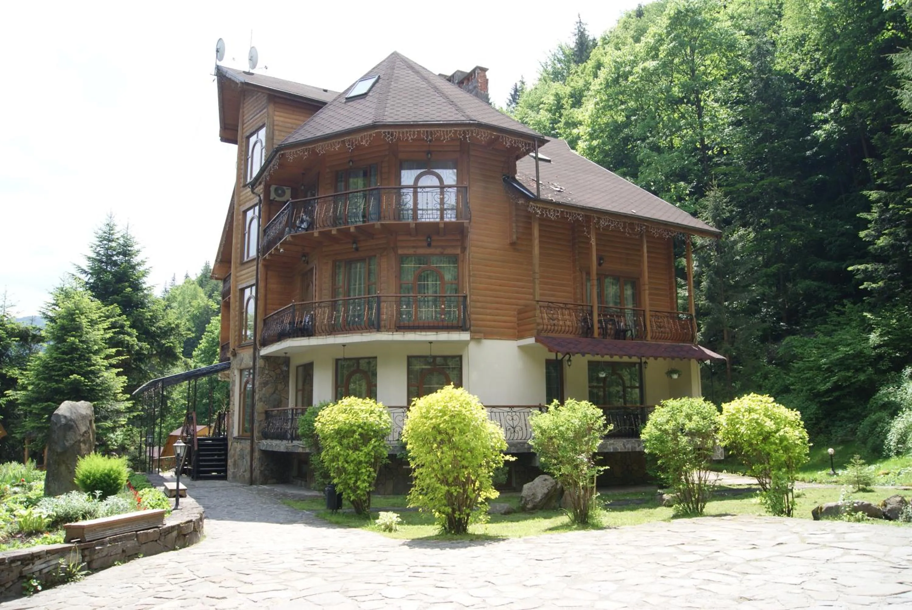 Property building in Hotel Dykyi Med