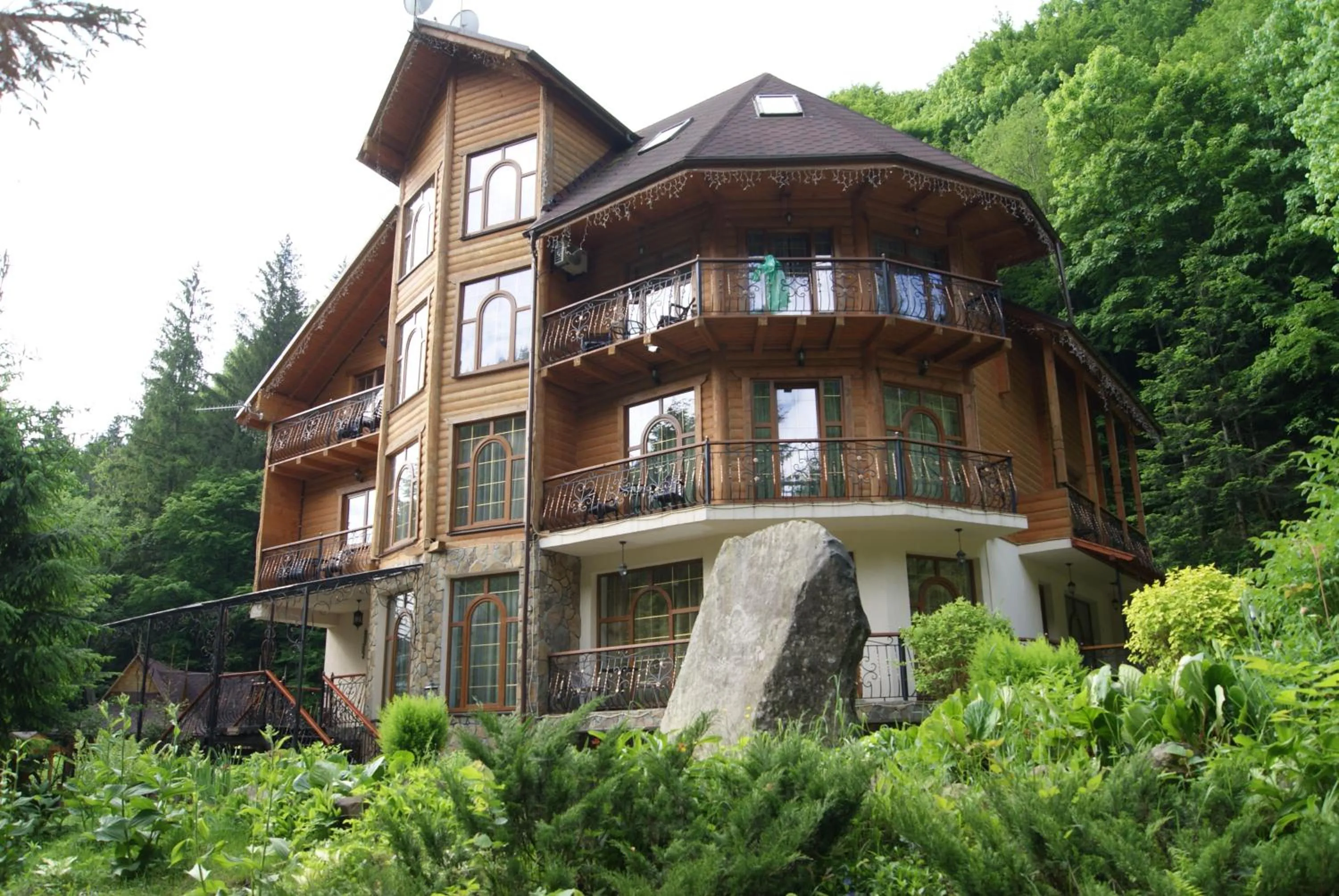 Property building in Hotel Dykyi Med