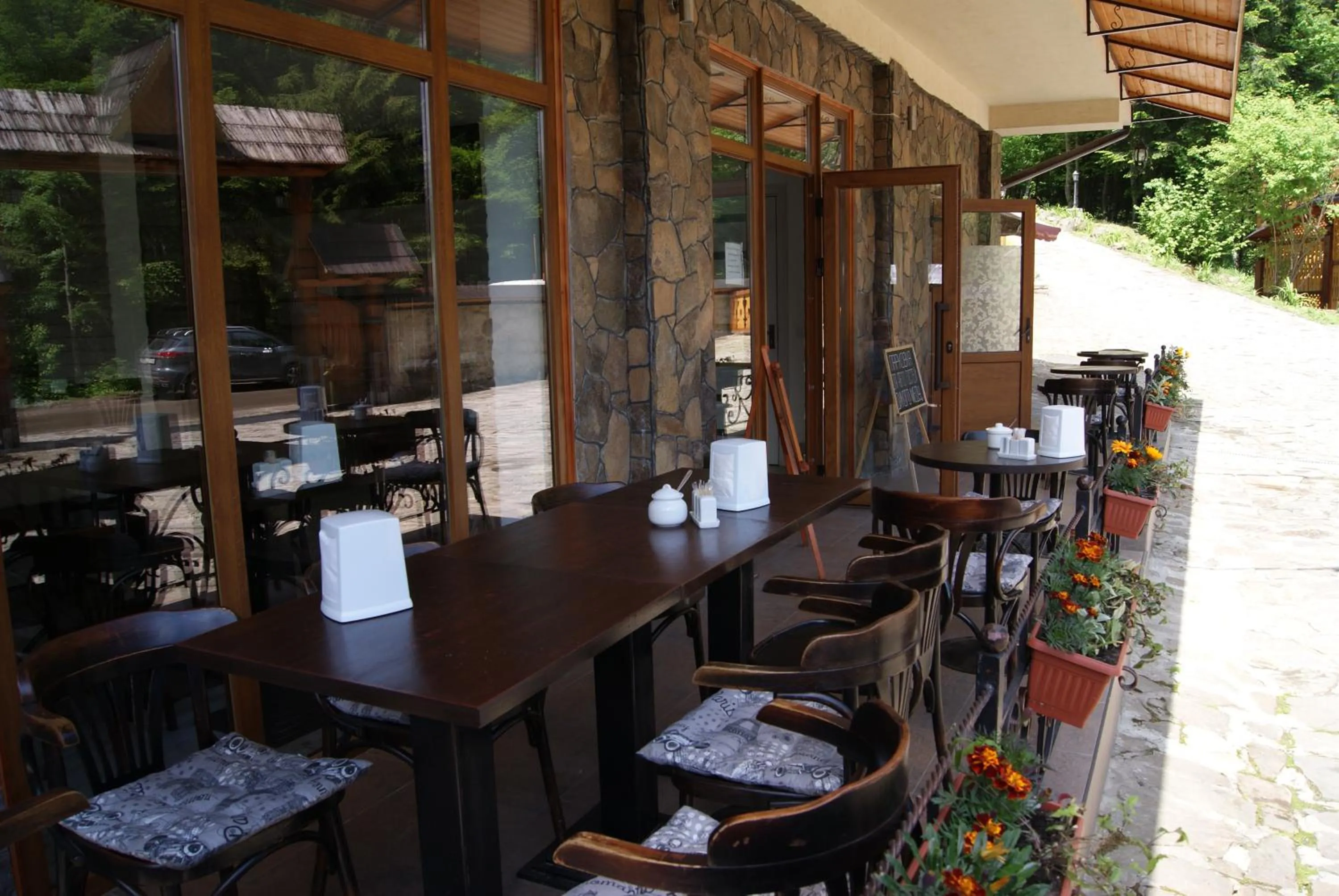 Restaurant/places to eat in Hotel Dykyi Med