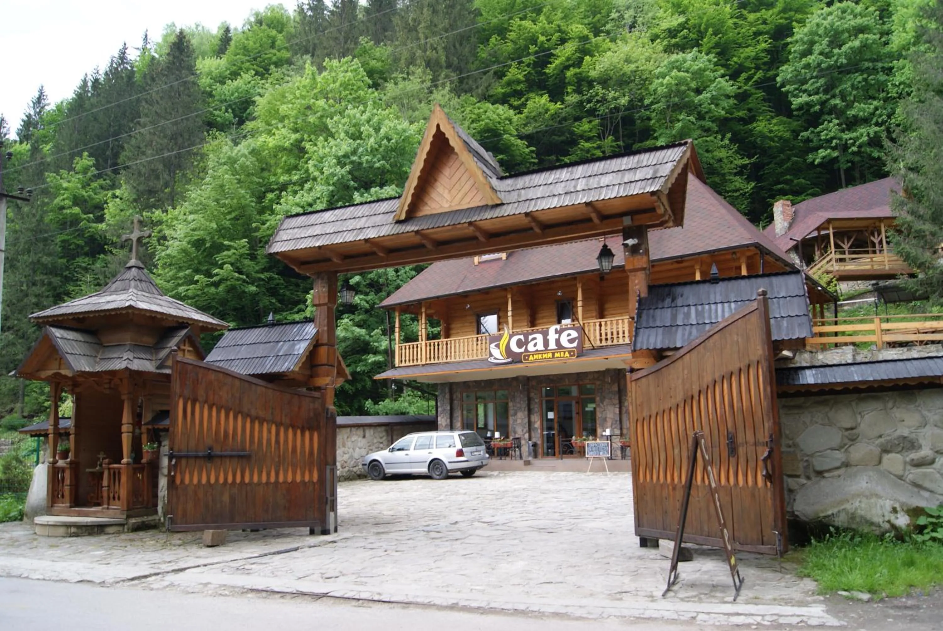 Restaurant/places to eat in Hotel Dykyi Med
