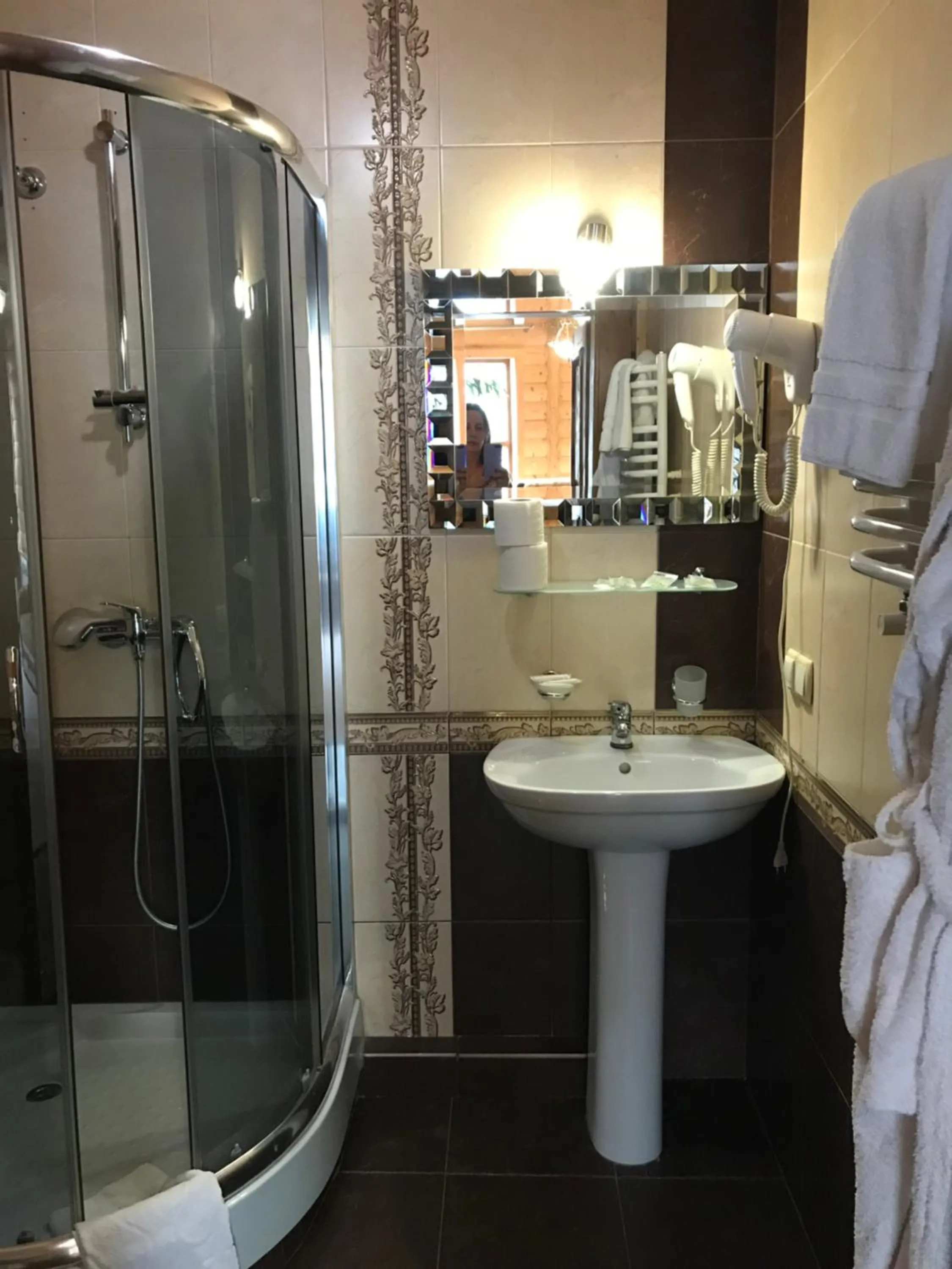 Shower in Hotel Dykyi Med