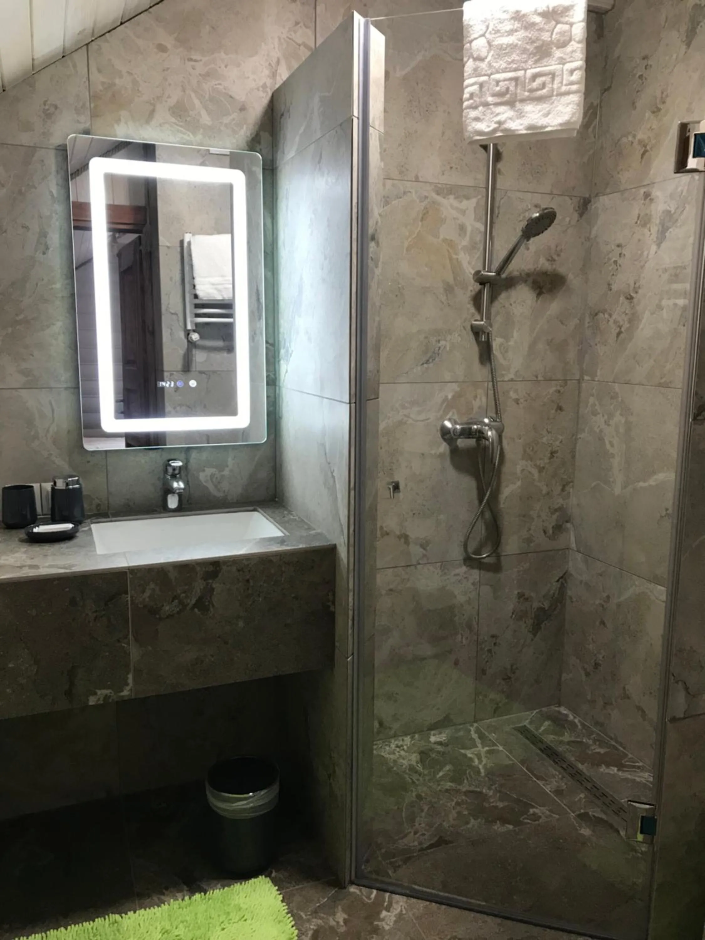 Shower in Hotel Dykyi Med