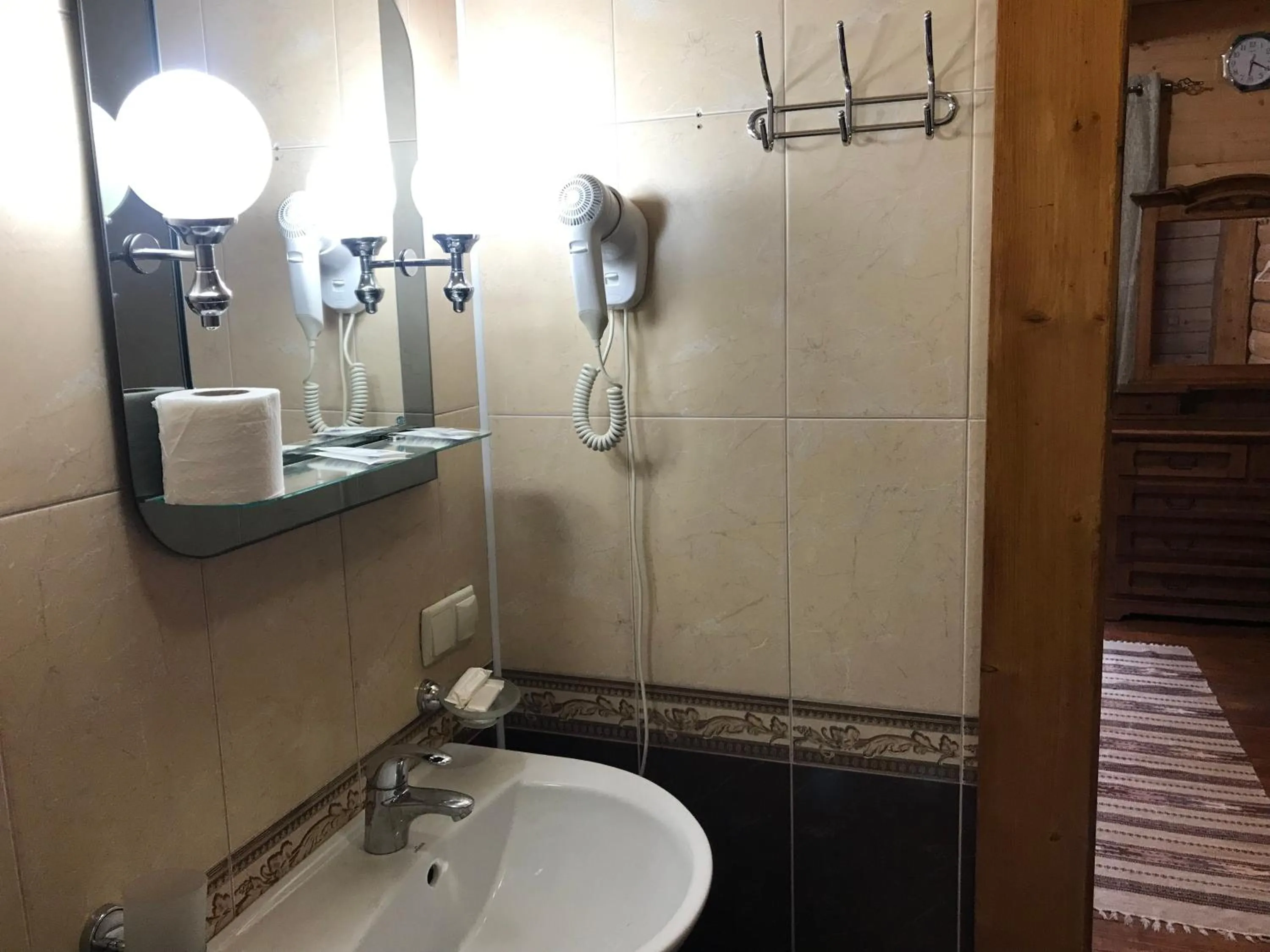 Shower in Hotel Dykyi Med