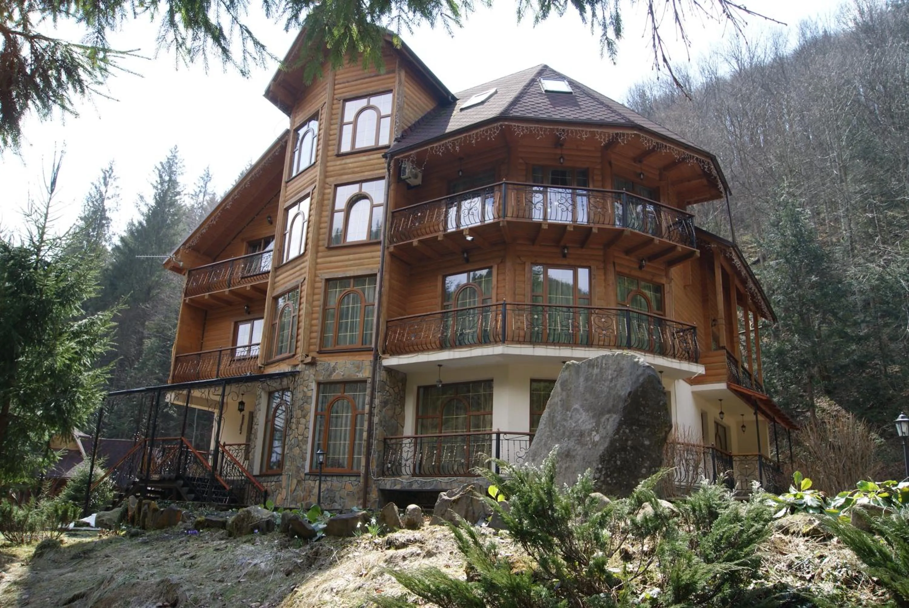 Property building in Hotel Dykyi Med