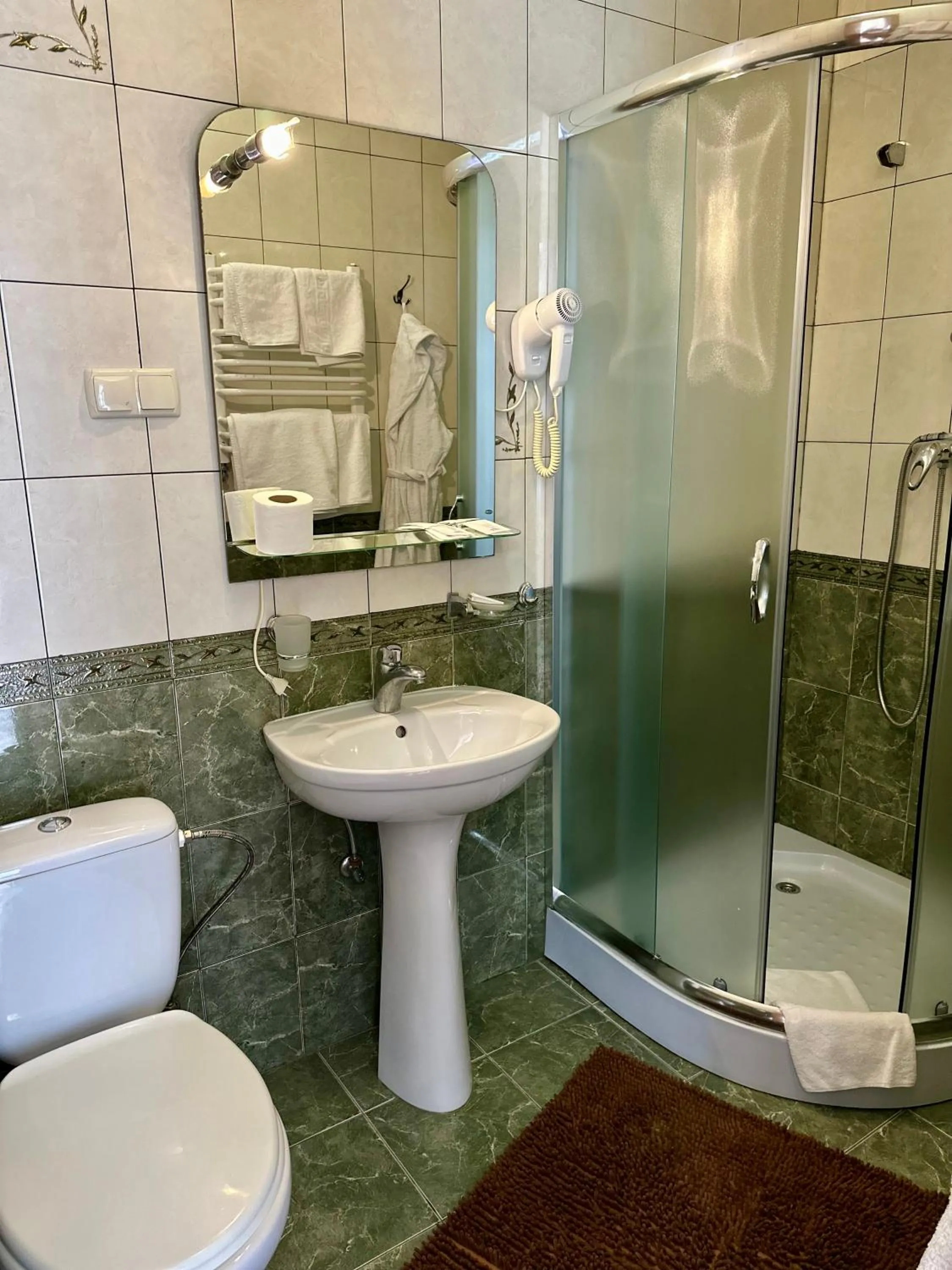 Shower in Hotel Dykyi Med