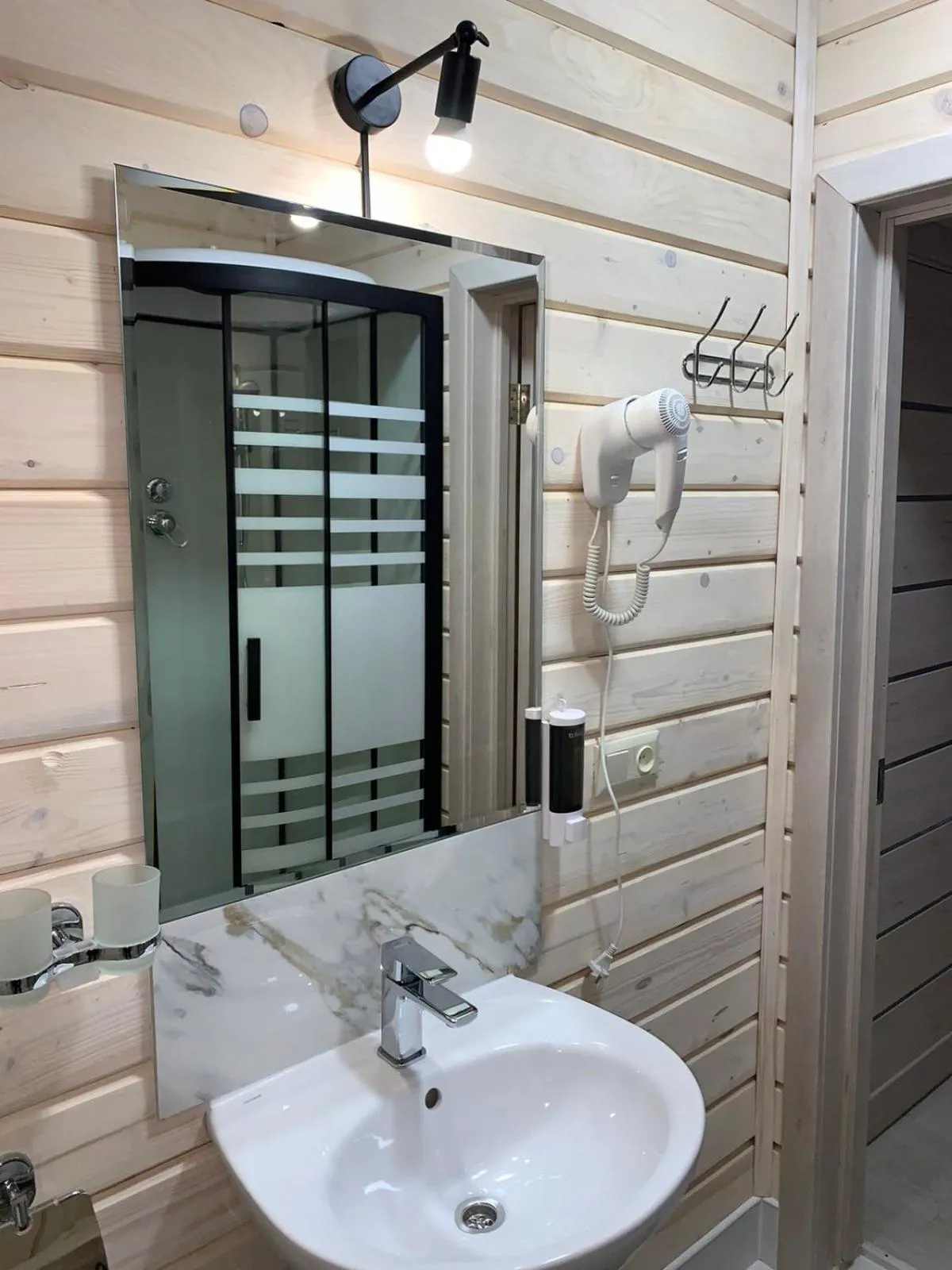 Shower in Hotel Dykyi Med