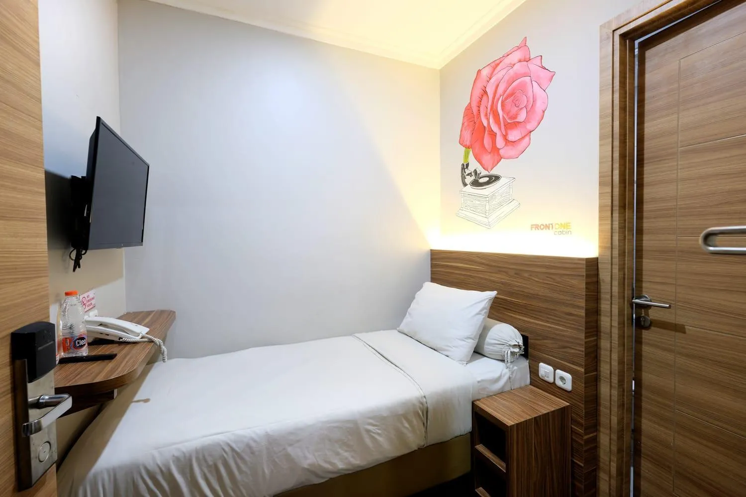 Bed in Front One Budget Malioboro Jogja