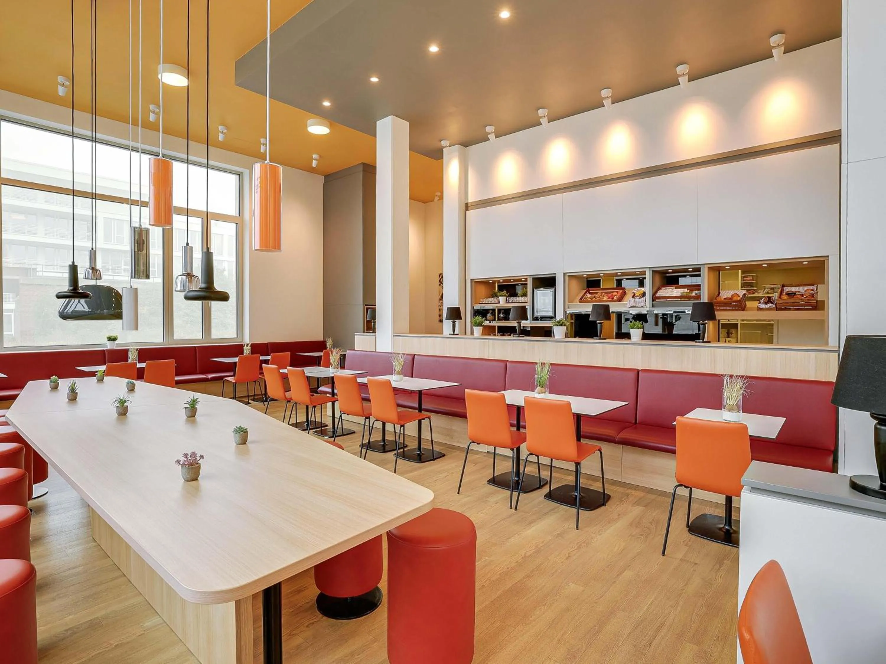 Lounge or bar in B&B Hotel Bremen-Überseestadt