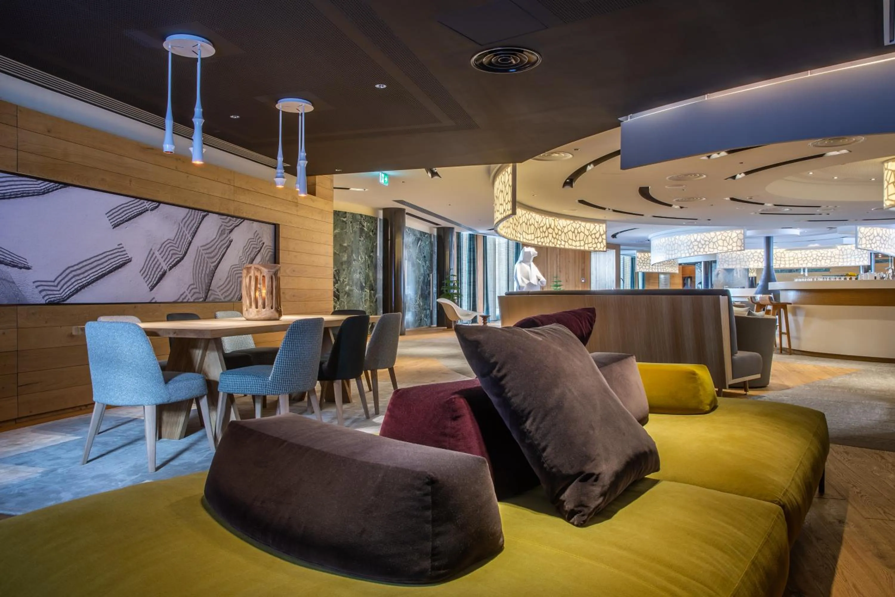 Lounge or bar in Radisson Blu Hotel Reussen, Andermatt