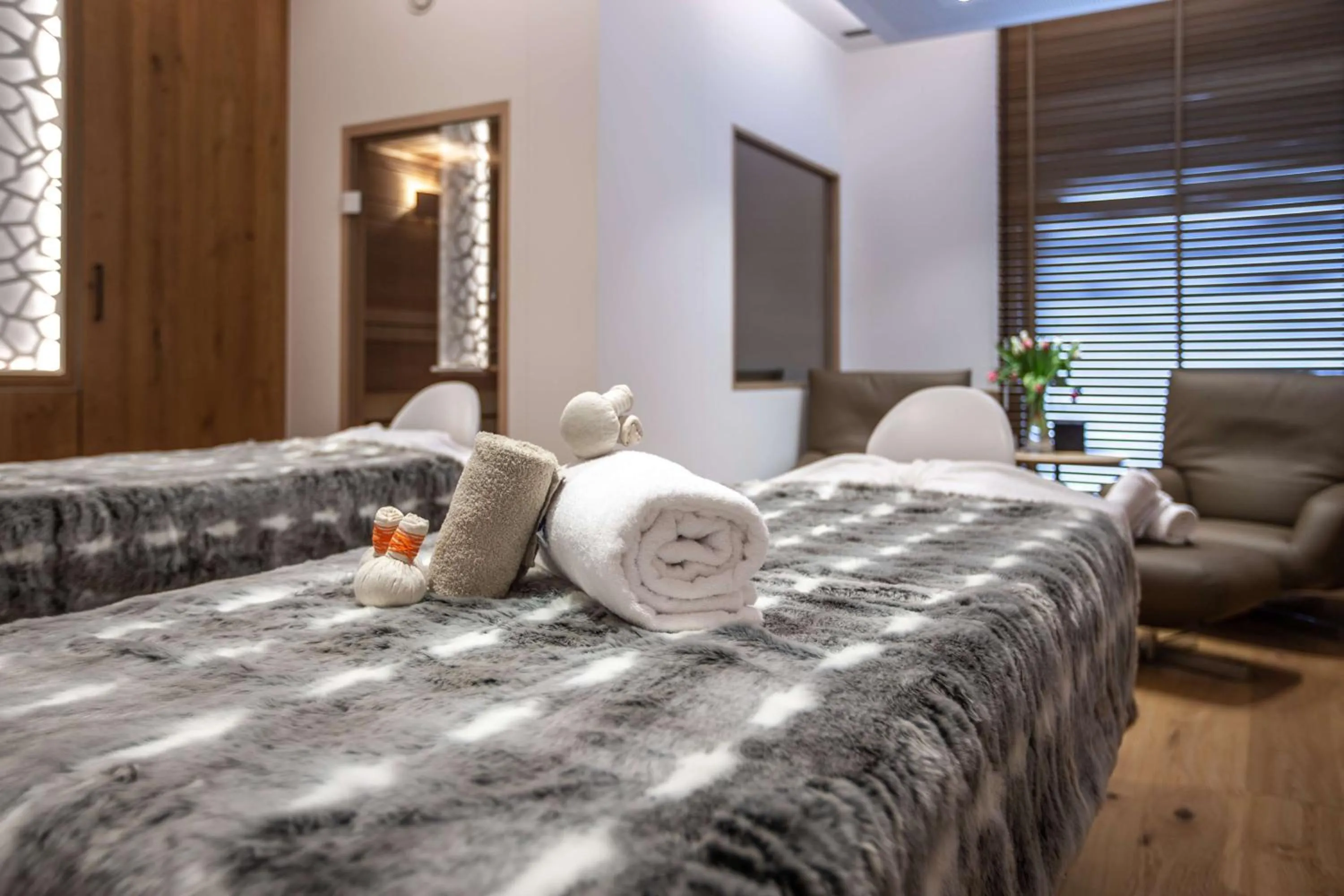 Spa and wellness centre/facilities, Bed in Radisson Blu Hotel Reussen, Andermatt