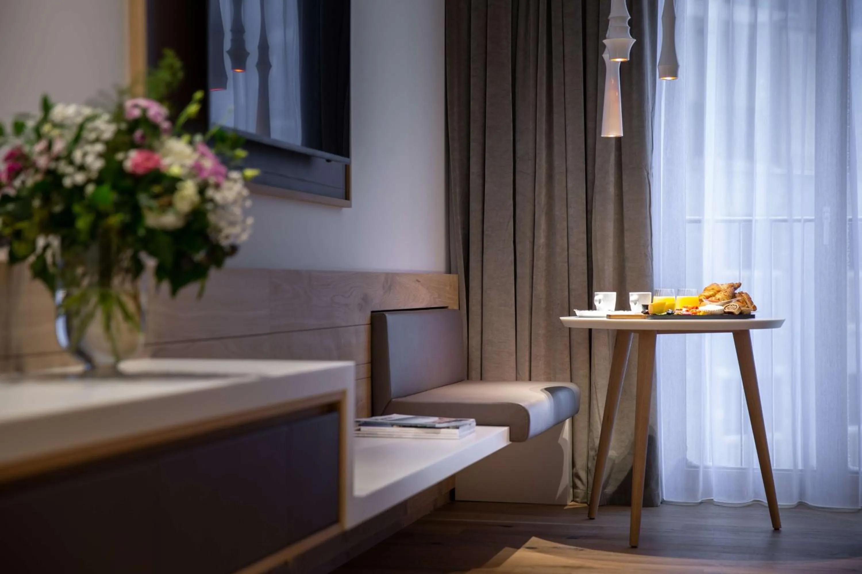 Photo of the whole room, Bed in Radisson Blu Hotel Reussen, Andermatt