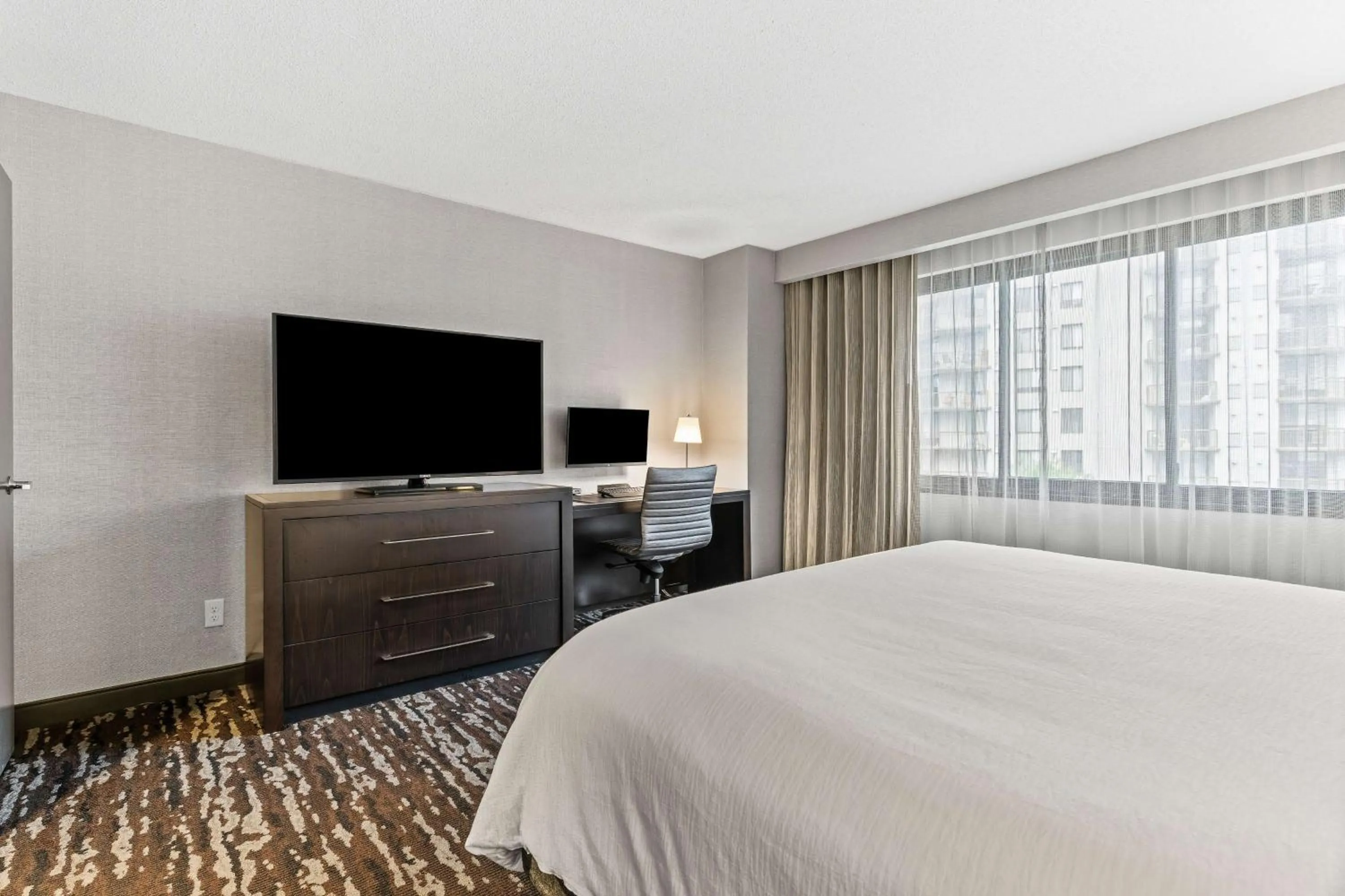 Bedroom, Bed in Embassy Suites by Hilton Crystal City National Airport