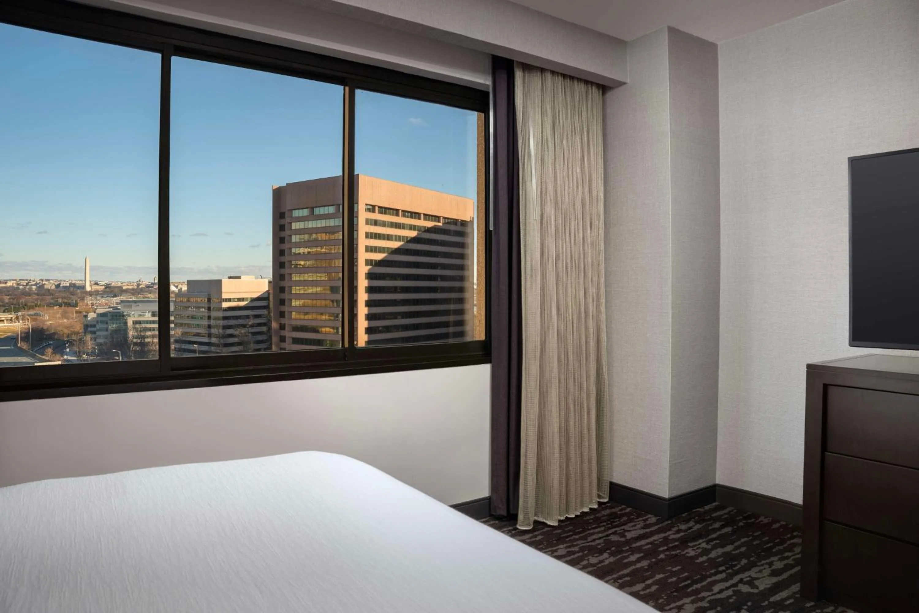 Bed in Embassy Suites by Hilton Crystal City National Airport