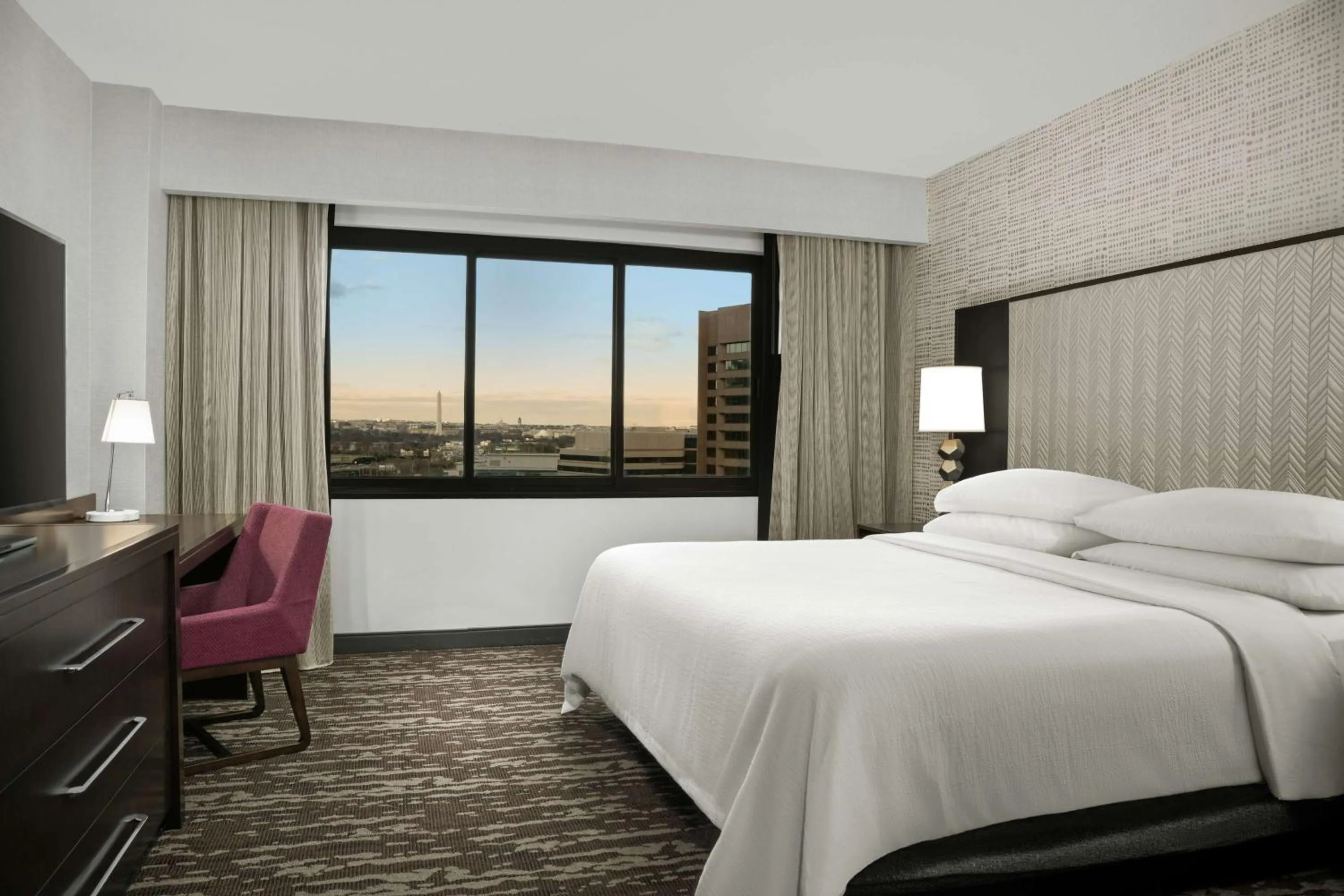 Bed in Embassy Suites by Hilton Crystal City National Airport