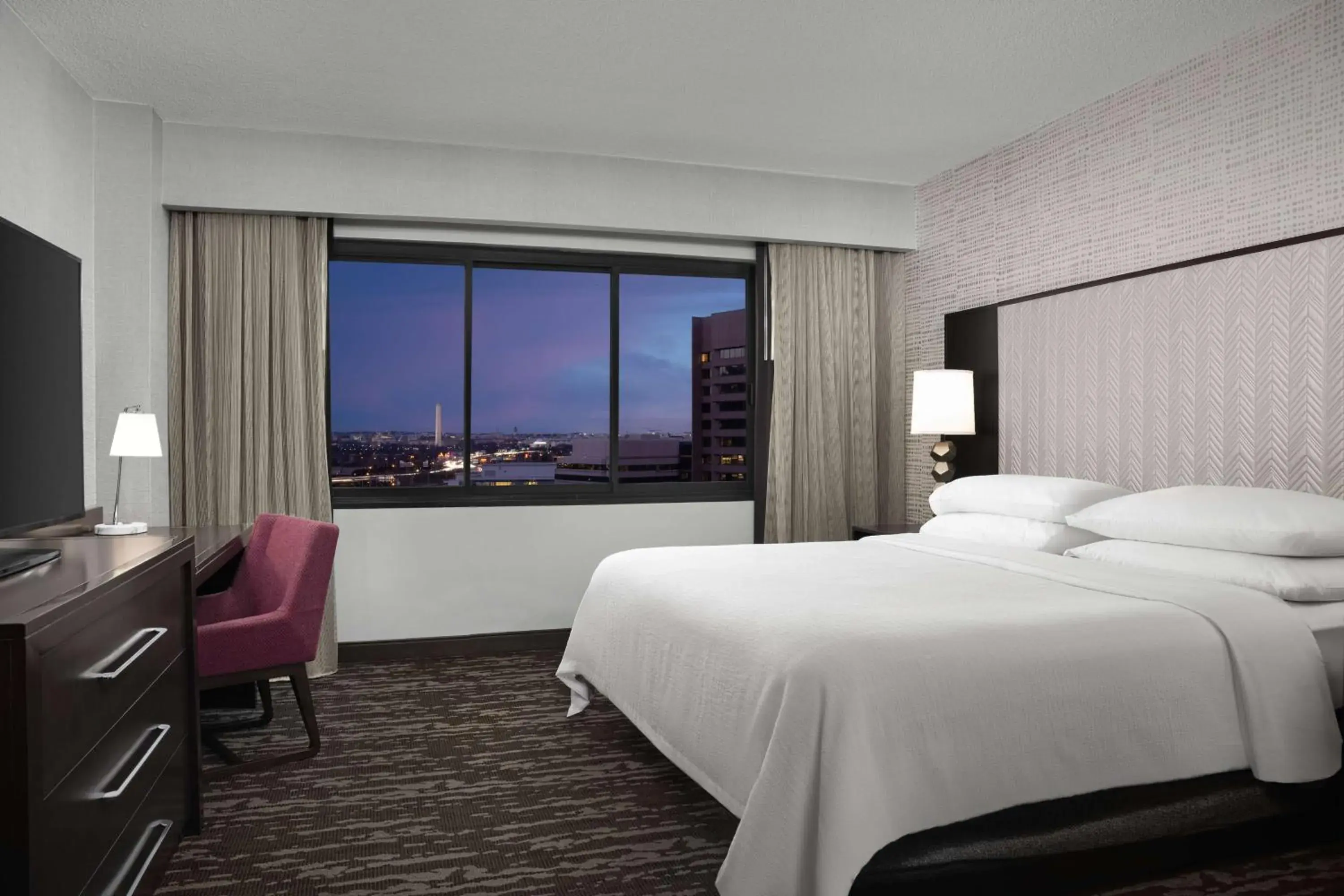 Bed in Embassy Suites by Hilton Crystal City National Airport Bed in Embassy Suites by Hilton Crystal City National Airport