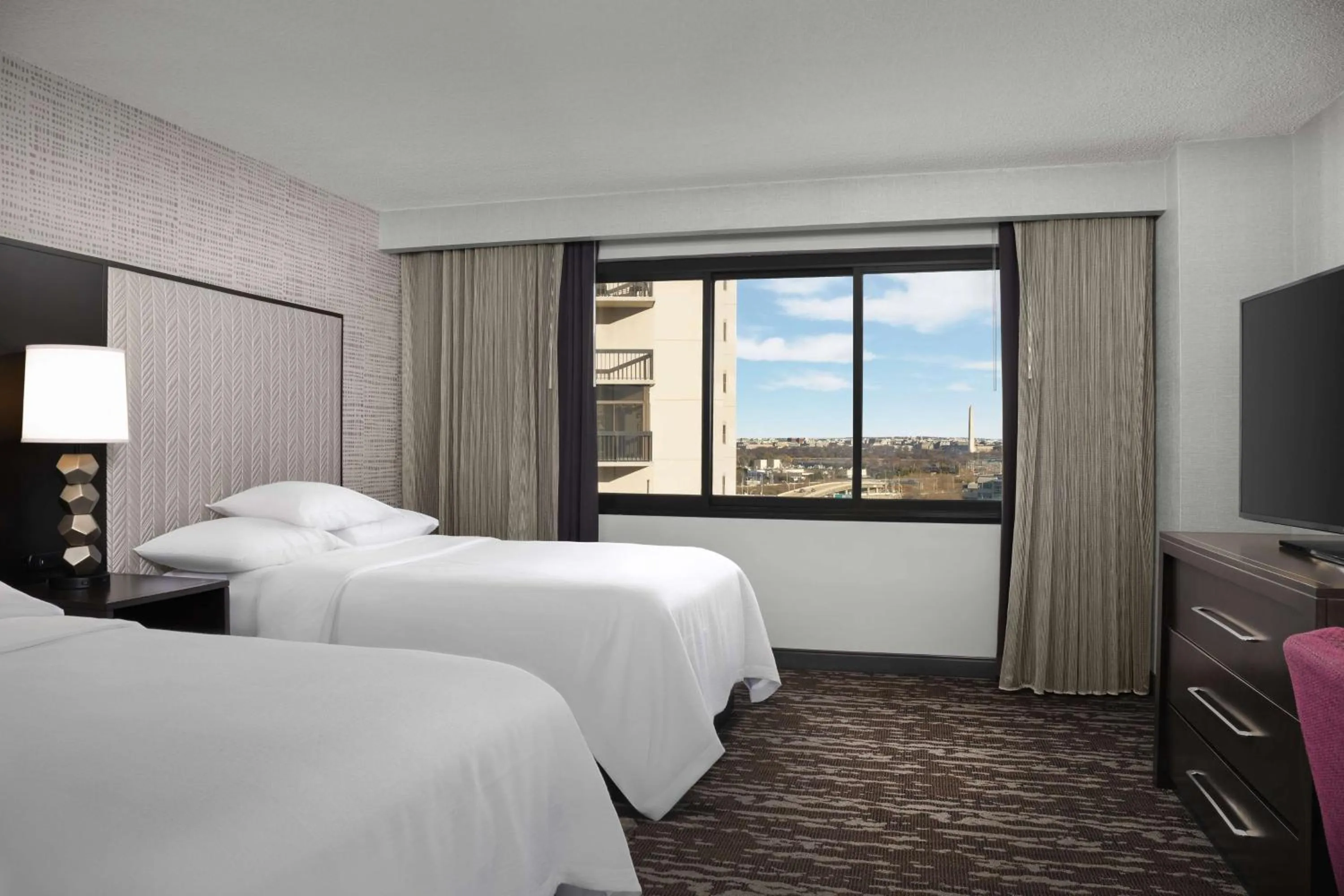 Bed in Embassy Suites by Hilton Crystal City National Airport