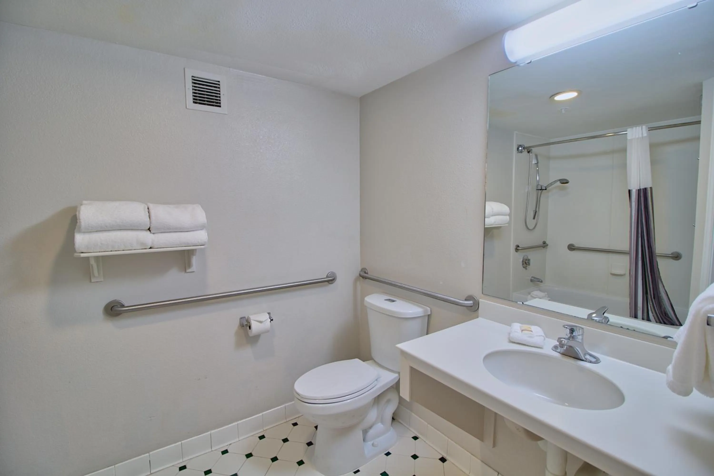Bathroom in La Quinta by Wyndham Orlando I Drive/Conv Center