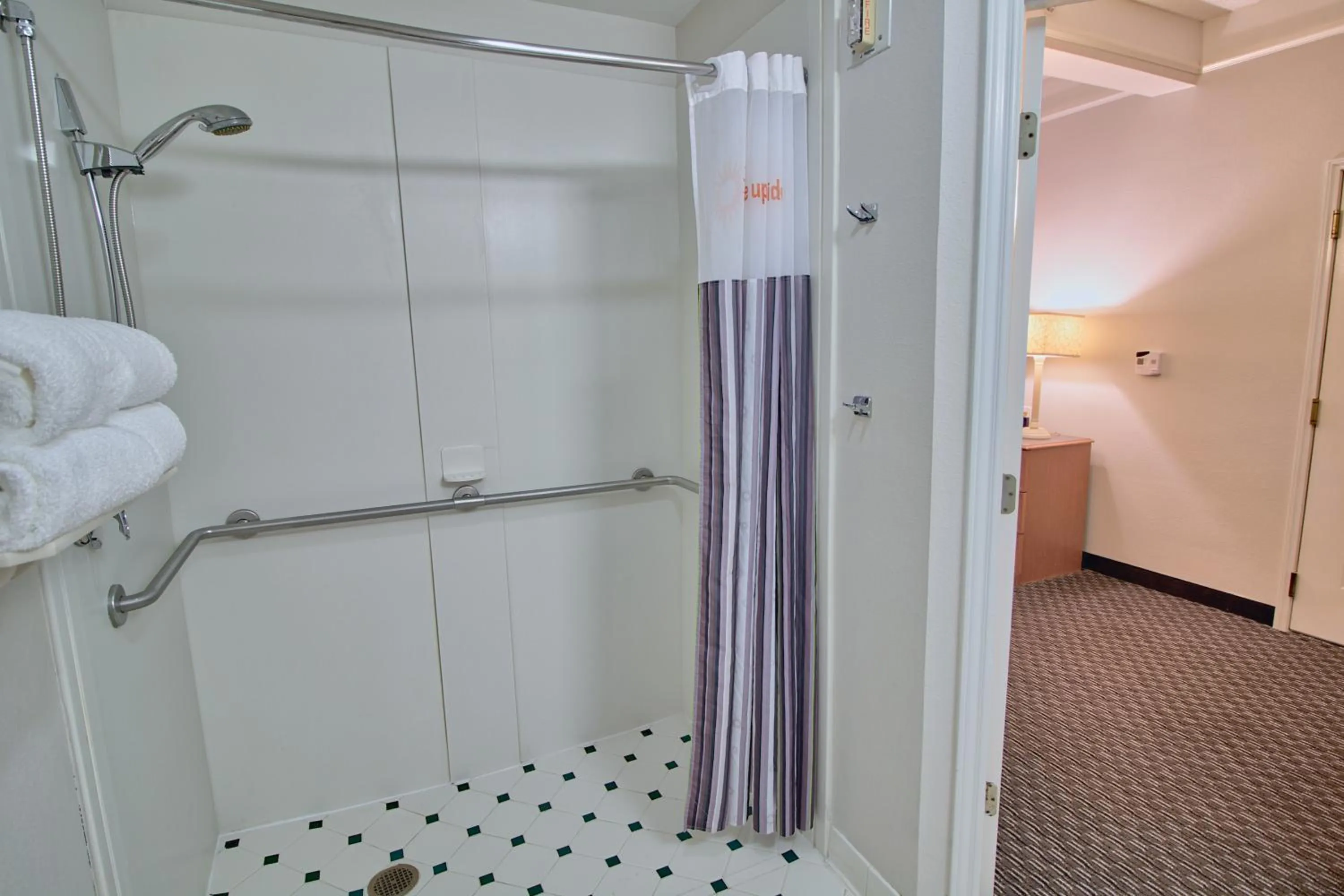 Bathroom, Bed in La Quinta by Wyndham Orlando I Drive/Conv Center