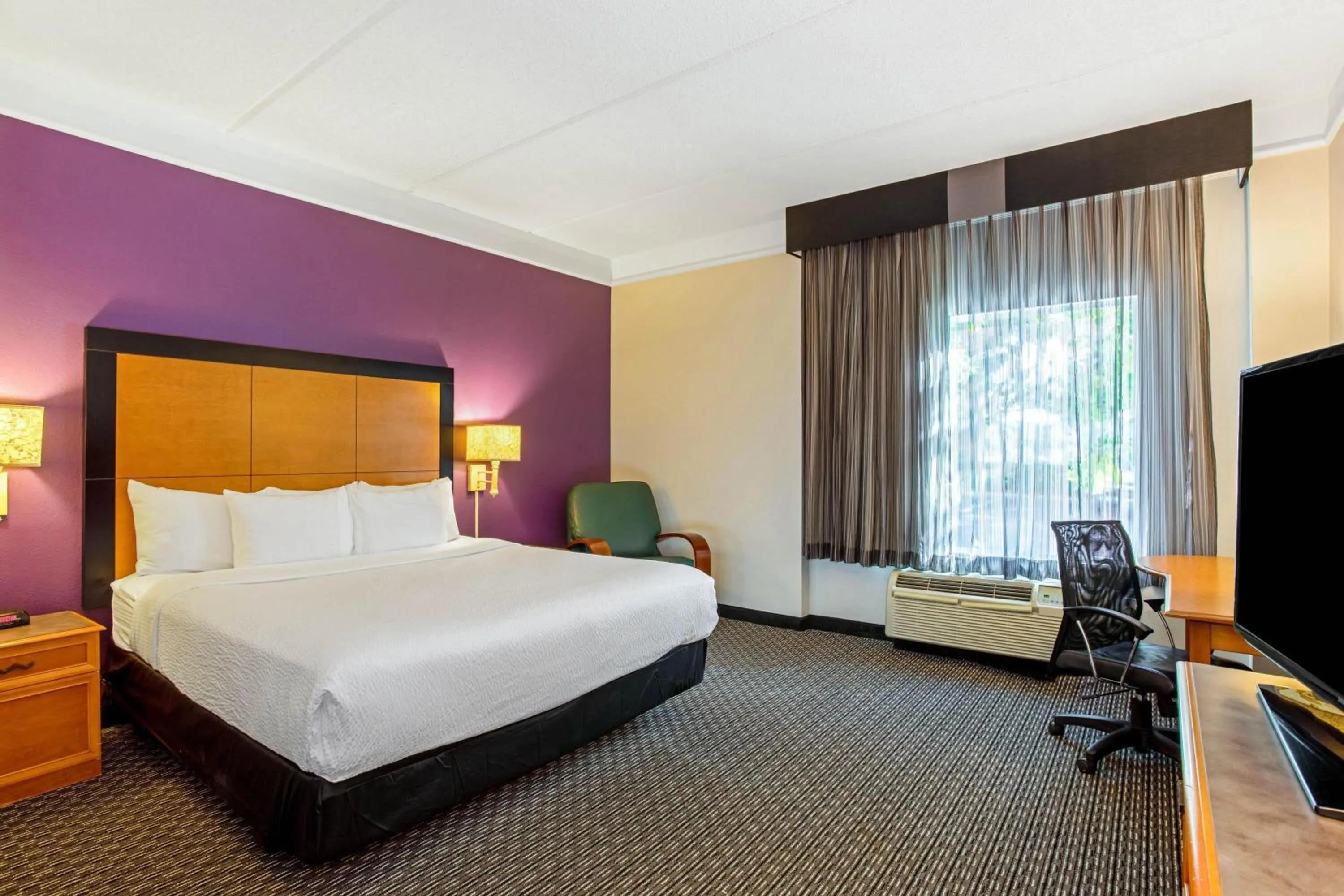 Photo of the whole room, Bed in La Quinta by Wyndham Orlando I Drive/Conv Center