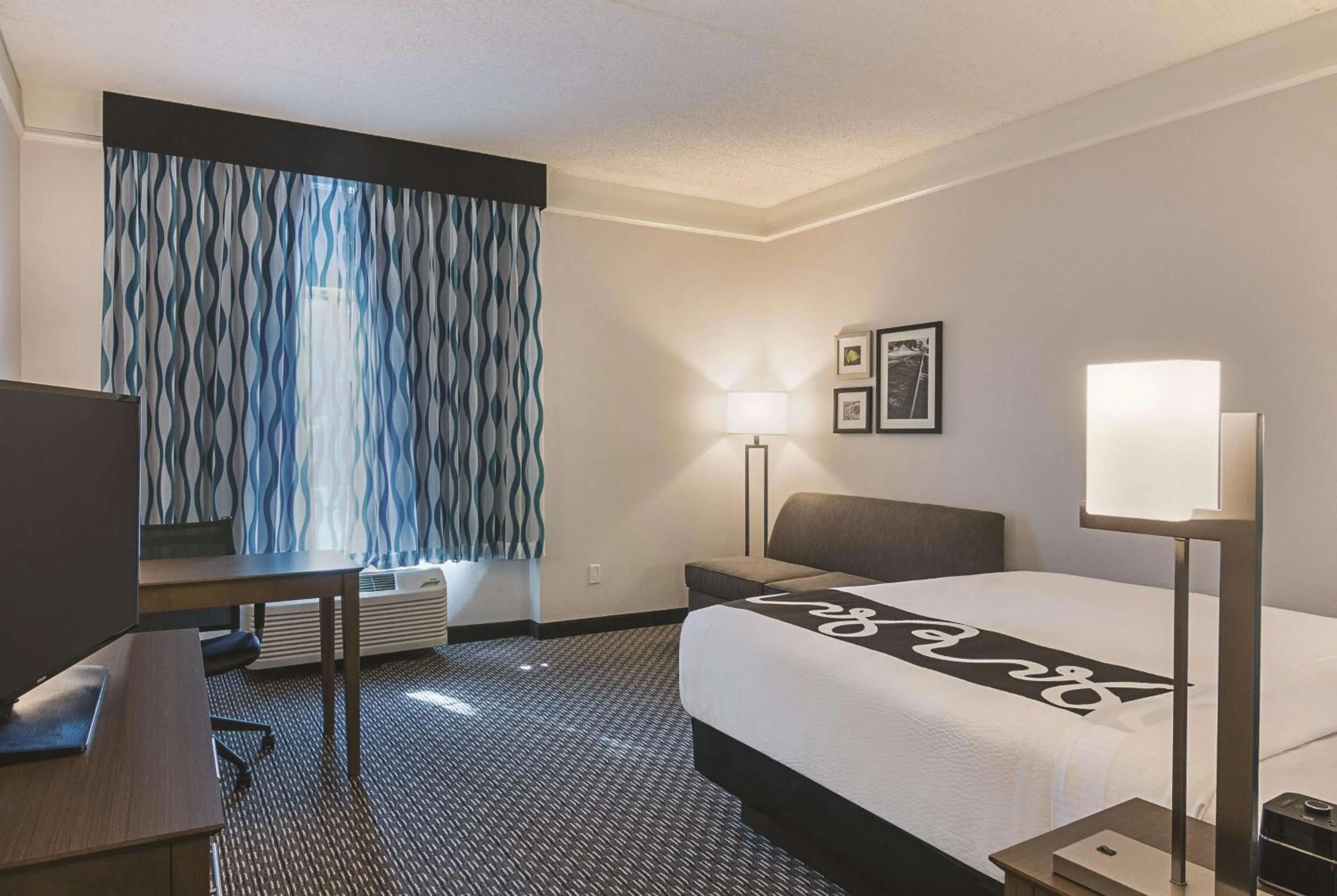 Photo of the whole room, Bed in La Quinta by Wyndham Orlando UCF