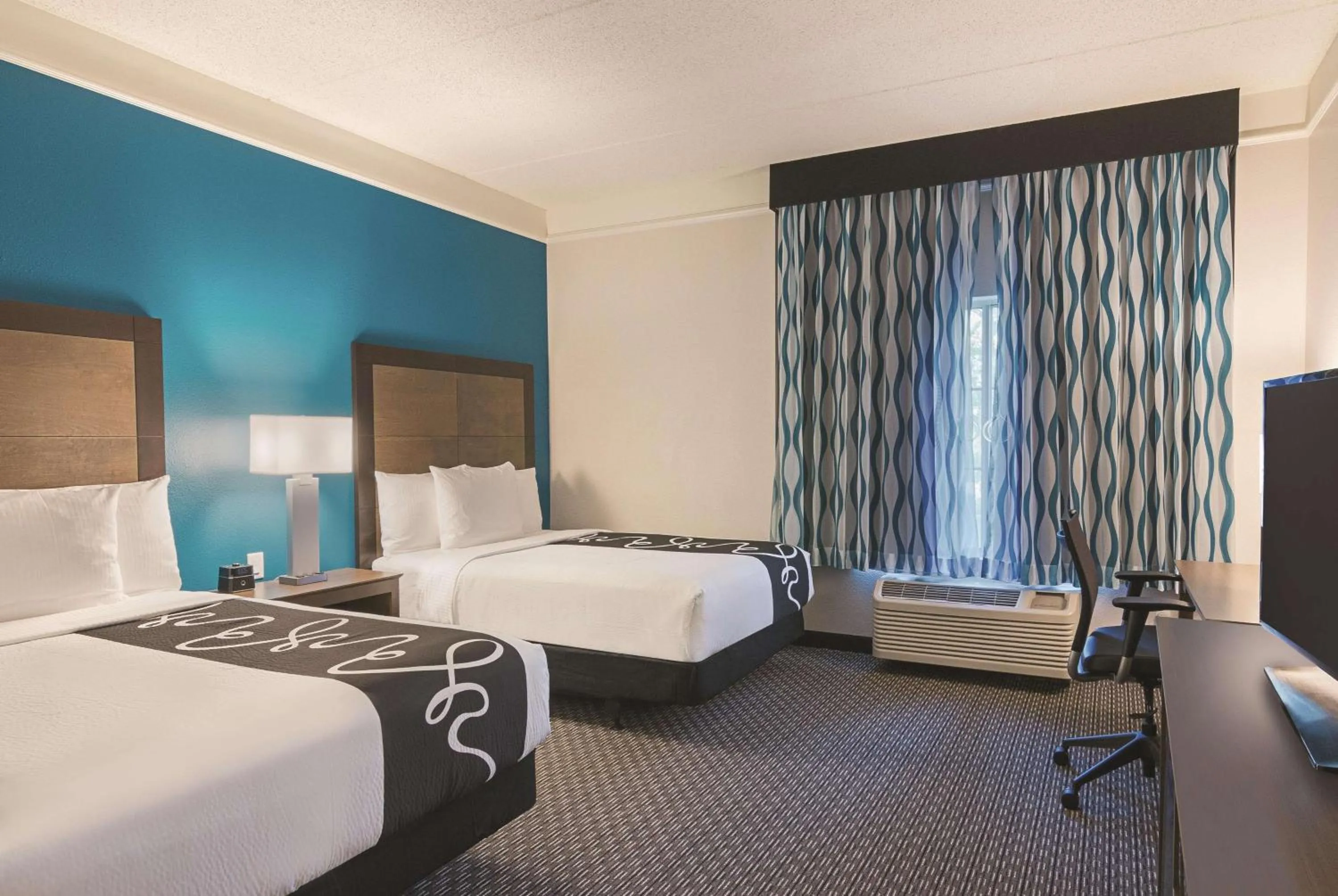 Photo of the whole room, Bed in La Quinta by Wyndham Orlando UCF