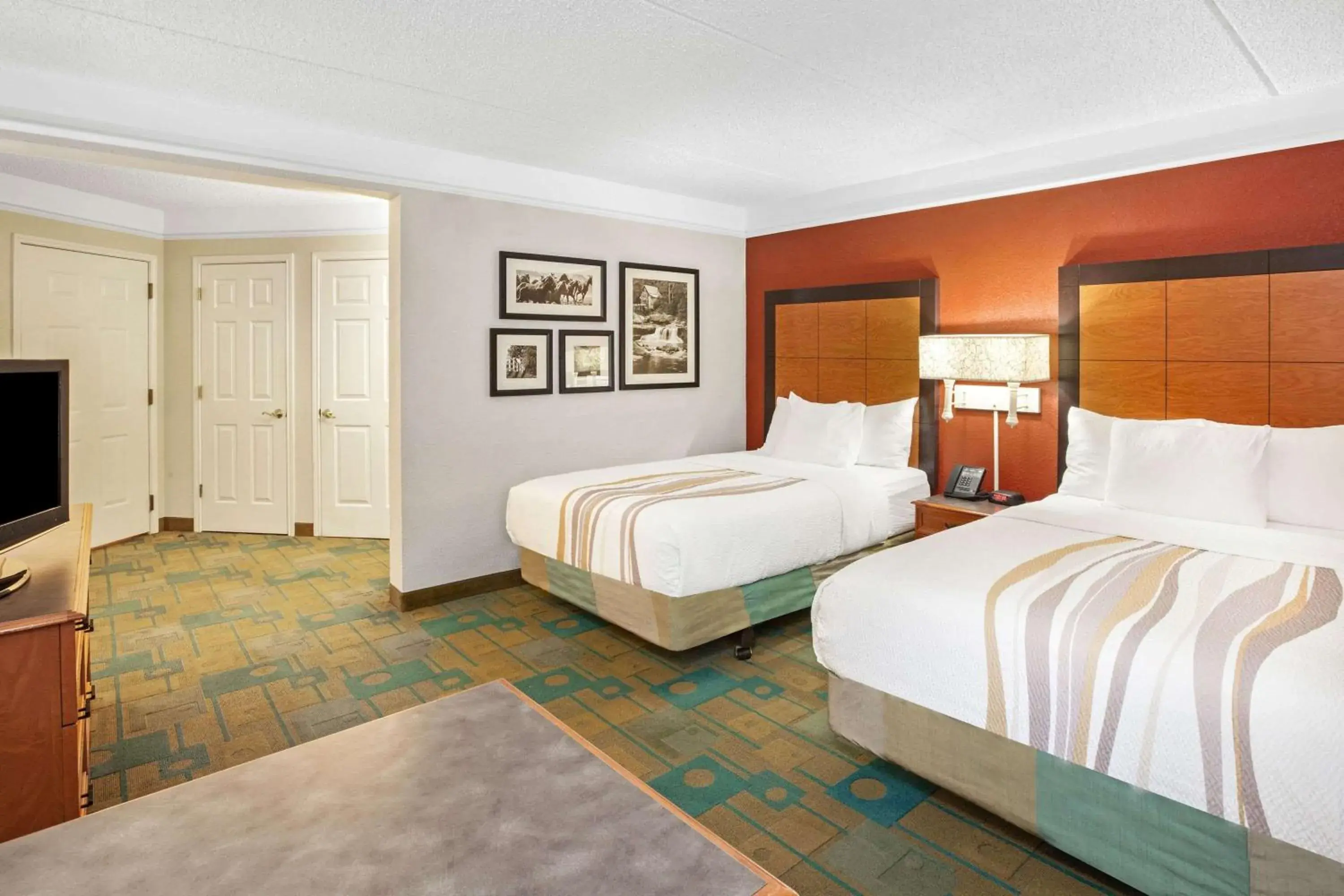 Bed in La Quinta by Wyndham Houston Galleria Area Bed in La Quinta by Wyndham Houston Galleria Area