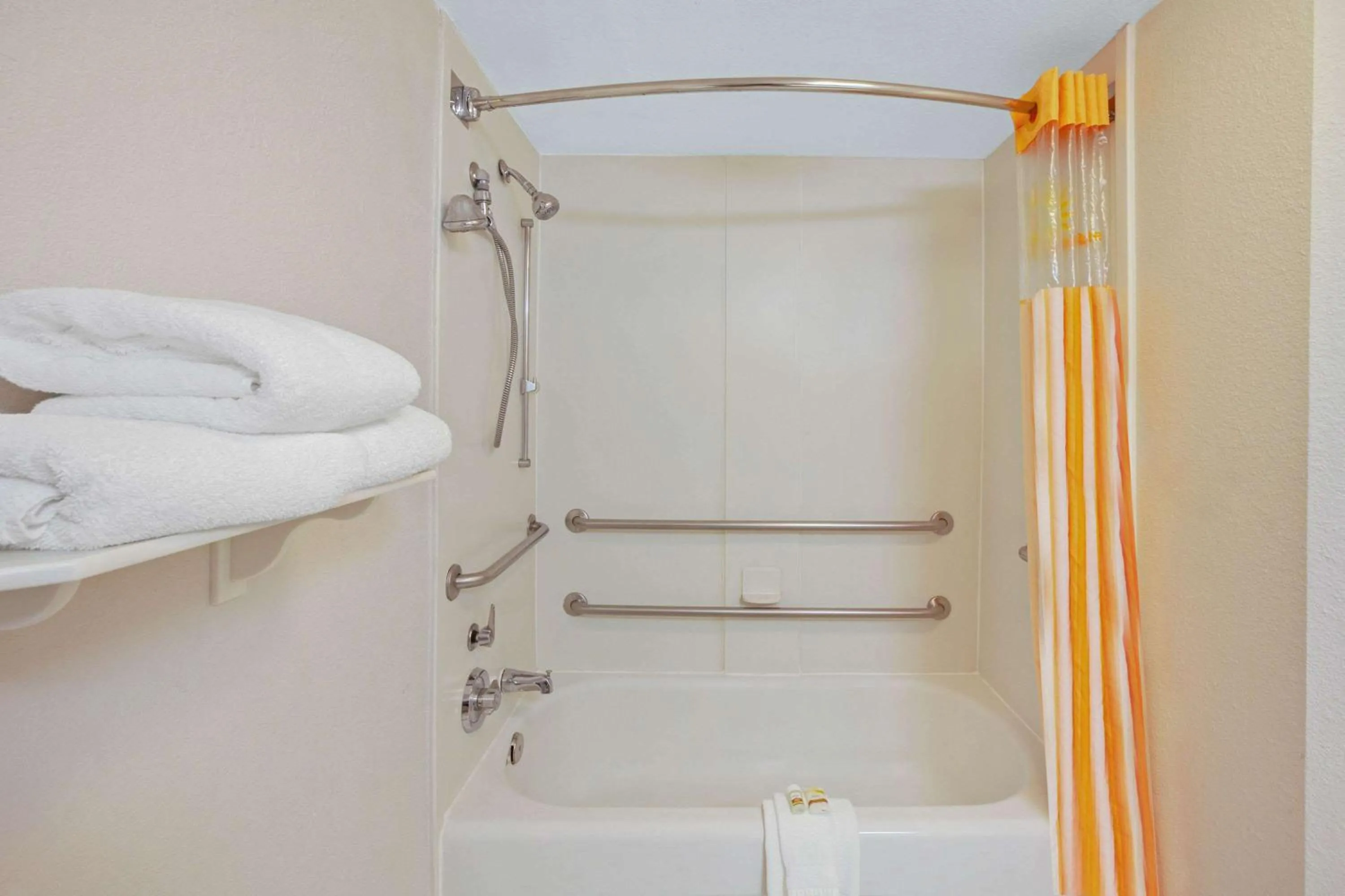 Photo of the whole room in La Quinta by Wyndham Houston Galleria Area