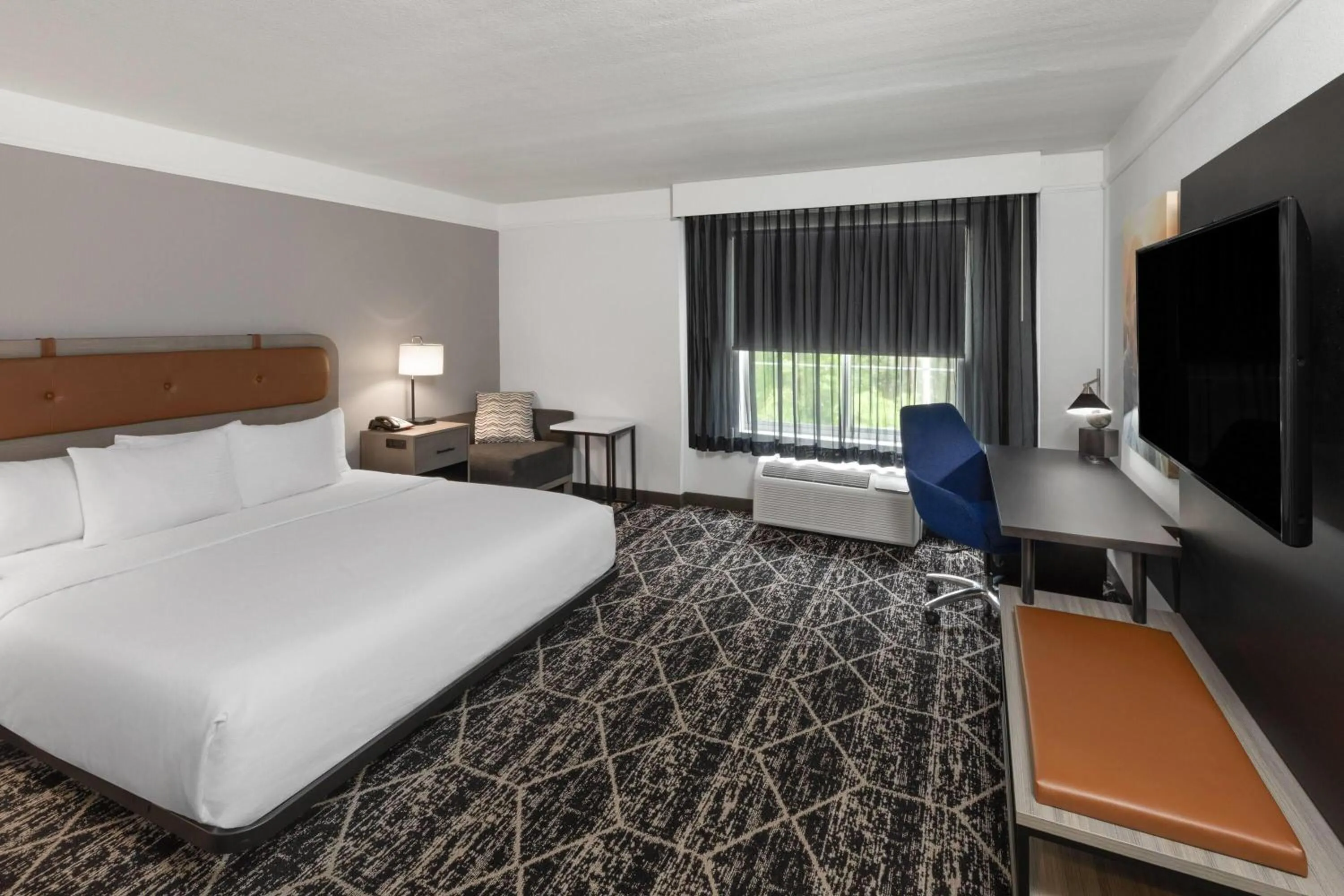 Photo of the whole room, Bed in La Quinta Inn & Suites by Wyndham Houston Bush IAH South